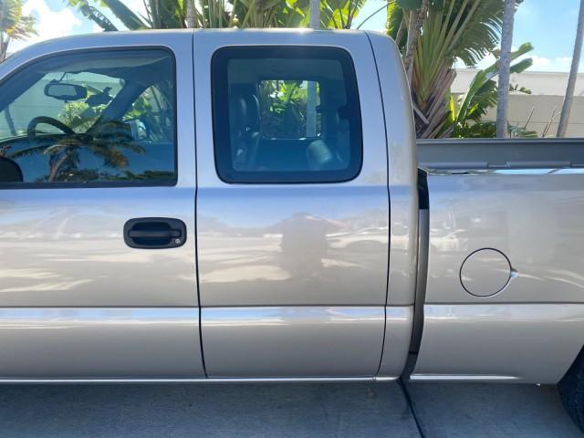 2005 Sandstone Metallic /Medium Gray Chevrolet Silverado 1500 1 OWNER FLORIDA LOW MILES (1GCEC19X85Z) with an 4.3L Vortec 4300 V6 MFI Engine engine, Automatic transmission, located at 4701 North Dixie Hwy, Pompano Beach, FL, 33064, (954) 422-2889, 26.240938, -80.123474 - OUR WEBPAGE FLORIDACARS1.COM HAS OVER 100 PHOTOS AND FREE CARFAX LINK 2005 CHEVROLET SILVERADO 1500 WORK TRUCK 1 OWNER VIN: 1GCEC19X85Z262080 1 G C E C 1 9 X 8 5 Z 2 6 2 0 8 0 4 DOOR EXTENDED CAB PICKUP 4.3L V6 F GASOLINE 21 MPG REAR WHEEL DRIVE Features ABS Brakes Air Conditioning AM/FM Stereo Auto - Photo#68