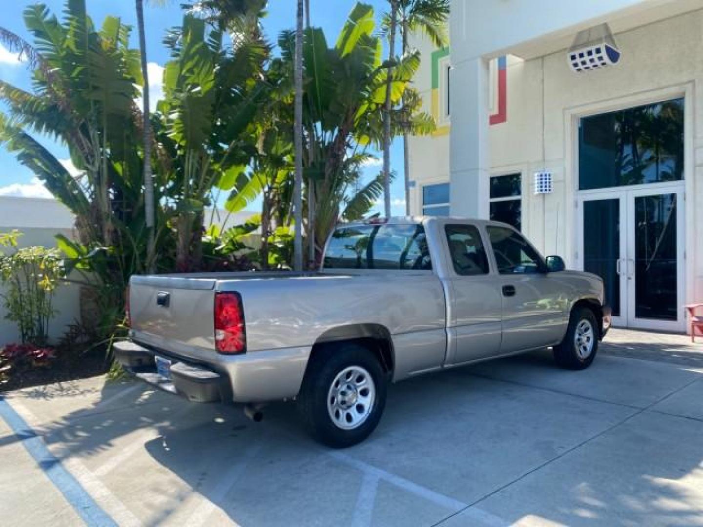 2005 Sandstone Metallic /Medium Gray Chevrolet Silverado 1500 1 OWNER FLORIDA LOW MILES (1GCEC19X85Z) with an 4.3L Vortec 4300 V6 MFI Engine engine, Automatic transmission, located at 4701 North Dixie Hwy, Pompano Beach, FL, 33064, (954) 422-2889, 26.240938, -80.123474 - OUR WEBPAGE FLORIDACARS1.COM HAS OVER 100 PHOTOS AND FREE CARFAX LINK 2005 CHEVROLET SILVERADO 1500 WORK TRUCK 1 OWNER VIN: 1GCEC19X85Z262080 1 G C E C 1 9 X 8 5 Z 2 6 2 0 8 0 4 DOOR EXTENDED CAB PICKUP 4.3L V6 F GASOLINE 21 MPG REAR WHEEL DRIVE Features ABS Brakes Air Conditioning AM/FM Stereo Auto - Photo#95