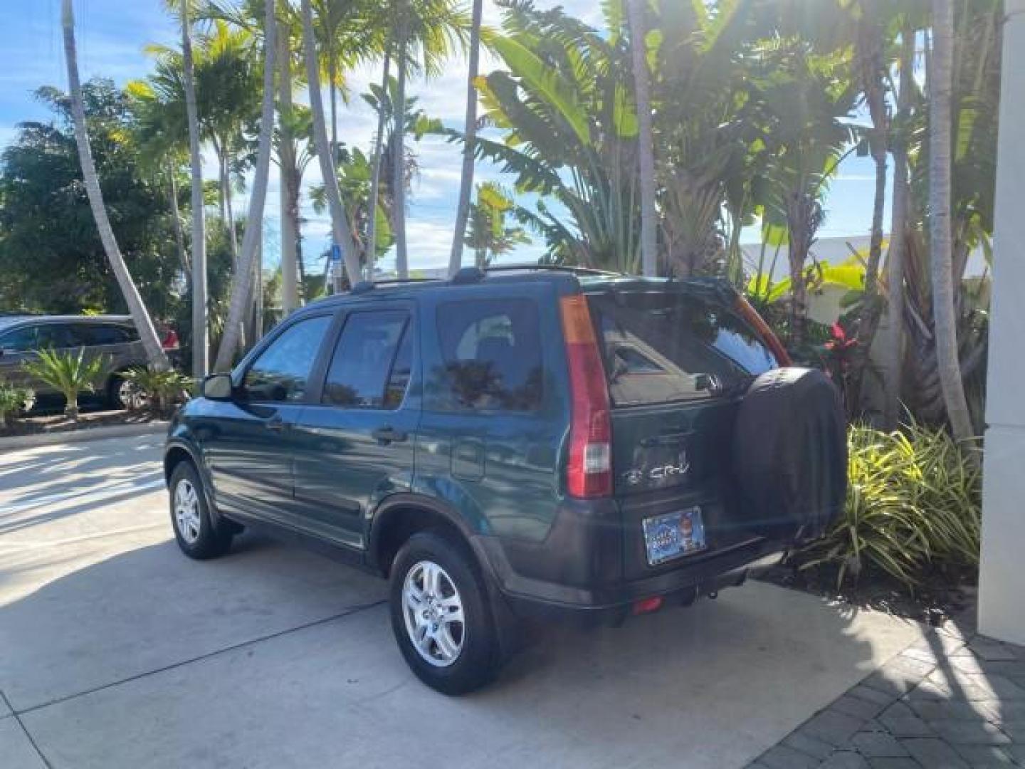 2002 Clover Green Pearl /Saddle Honda CR-V EX LOW MILES 34,271 1 OWNER 4WD (JHLRD78812C) with an 2.4L DOHC i-VTEC 16-Valve I4 Engine engine, Automatic transmission, located at 4701 North Dixie Hwy, Pompano Beach, FL, 33064, (954) 422-2889, 26.240938, -80.123474 - OUR WEBPAGE FLORIDACARS1.COM HAS OVER 100 PHOTOS AND FREE CARFAX LINK 2002 HONDA CR-V EX 4WD 1 OWNER VIN: JHLRD78812C081089 J H L R D 7 8 8 1 2 C 0 8 1 0 8 9 4 DOOR WAGON/SPORT UTILITY 2.4L I4 F DOHC GASOLINE 26 MPG ALL WHEEL DRIVE Features 4WD/AWD ABS Brakes Air Conditioning Alloy Wheels AM/FM Ster - Photo#5