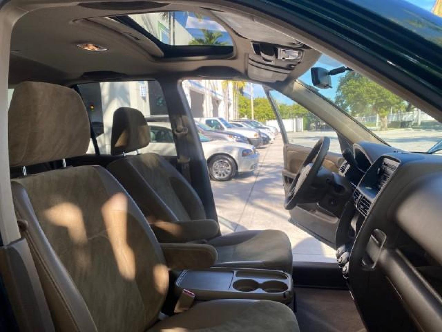 2002 Clover Green Pearl /Saddle Honda CR-V EX LOW MILES 34,271 1 OWNER 4WD (JHLRD78812C) with an 2.4L DOHC i-VTEC 16-Valve I4 Engine engine, Automatic transmission, located at 4701 North Dixie Hwy, Pompano Beach, FL, 33064, (954) 422-2889, 26.240938, -80.123474 - OUR WEBPAGE FLORIDACARS1.COM HAS OVER 100 PHOTOS AND FREE CARFAX LINK 2002 HONDA CR-V EX 4WD 1 OWNER VIN: JHLRD78812C081089 J H L R D 7 8 8 1 2 C 0 8 1 0 8 9 4 DOOR WAGON/SPORT UTILITY 2.4L I4 F DOHC GASOLINE 26 MPG ALL WHEEL DRIVE Features 4WD/AWD ABS Brakes Air Conditioning Alloy Wheels AM/FM Ster - Photo#12