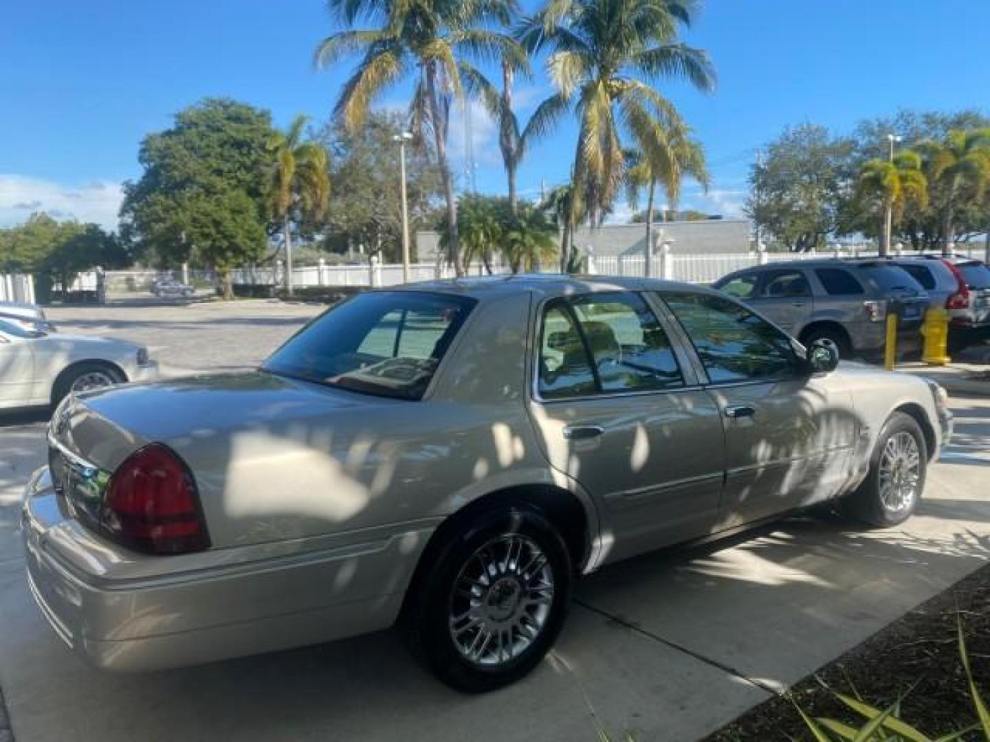 2008 Silver Birch Metallic /Medium Light Stone Mercury Grand Marquis LS LOW MILES 74,931 (2MEHM75V58X) with an 4.6L OHC FFV V8 Engine engine, Automatic transmission, located at 4701 North Dixie Hwy, Pompano Beach, FL, 33064, (954) 422-2889, 26.240938, -80.123474 - OUR WEBPAGE FLORIDACARS1.COM HAS OVER 100 PHOTOS AND FREE CARFAX LINK 2008 MERCURY GRAND MARQUIS LS PALM BEACH EDITION VIN: 2MEHM75V58X659322 2 M E H M 7 5 V 5 8 X 6 5 9 3 2 2 SEDAN 4 DR 4.6L V8 F SOHC FLEX FUEL 23 MPG REAR WHEEL DRIVE Features ABS Brakes Air Conditioning Alloy Wheels AM/FM Stereo A - Photo#7