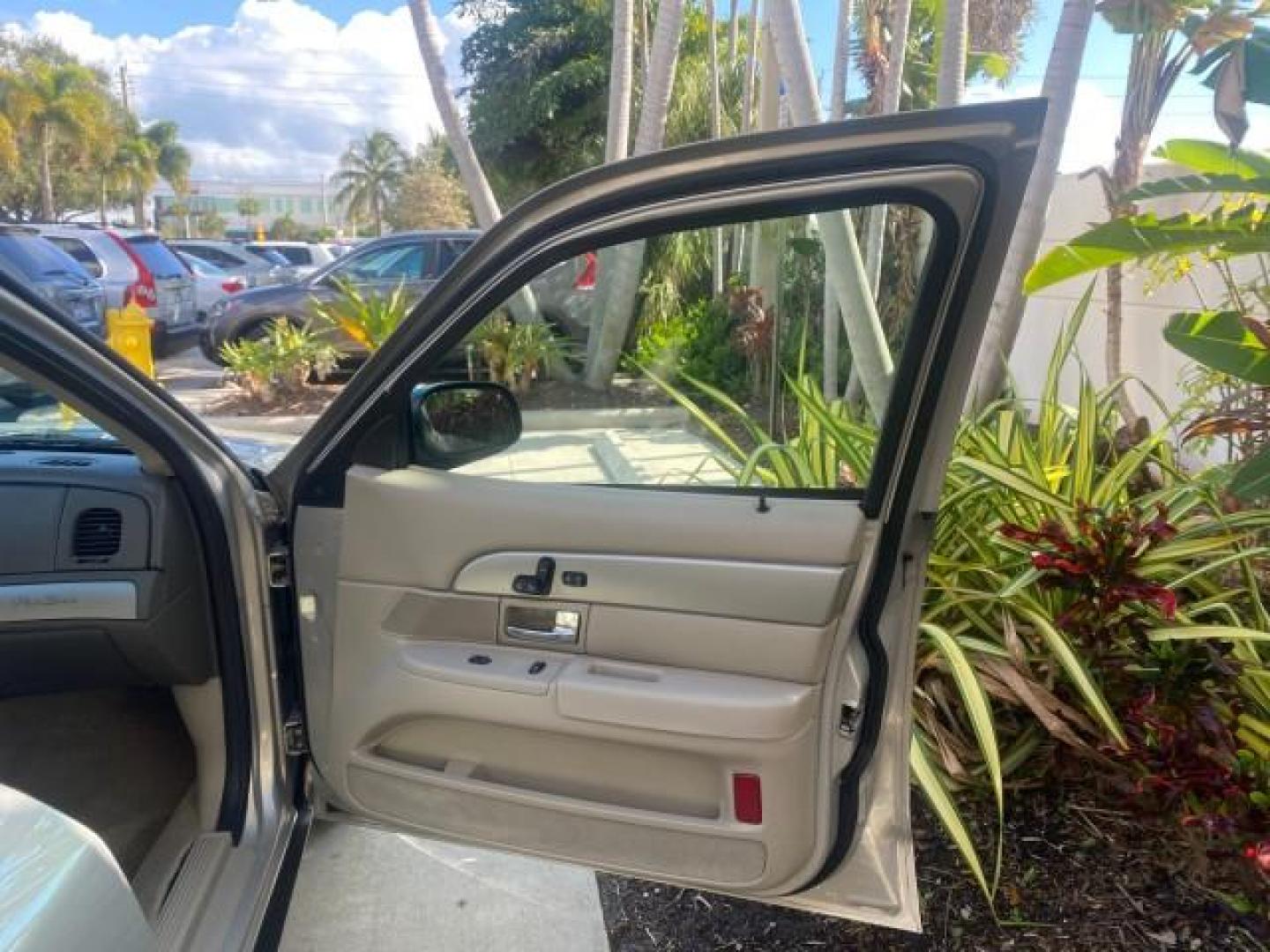 2008 Silver Birch Metallic /Medium Light Stone Mercury Grand Marquis LS LOW MILES 74,931 (2MEHM75V58X) with an 4.6L OHC FFV V8 Engine engine, Automatic transmission, located at 4701 North Dixie Hwy, Pompano Beach, FL, 33064, (954) 422-2889, 26.240938, -80.123474 - OUR WEBPAGE FLORIDACARS1.COM HAS OVER 100 PHOTOS AND FREE CARFAX LINK 2008 MERCURY GRAND MARQUIS LS PALM BEACH EDITION VIN: 2MEHM75V58X659322 2 M E H M 7 5 V 5 8 X 6 5 9 3 2 2 SEDAN 4 DR 4.6L V8 F SOHC FLEX FUEL 23 MPG REAR WHEEL DRIVE Features ABS Brakes Air Conditioning Alloy Wheels AM/FM Stereo A - Photo#11