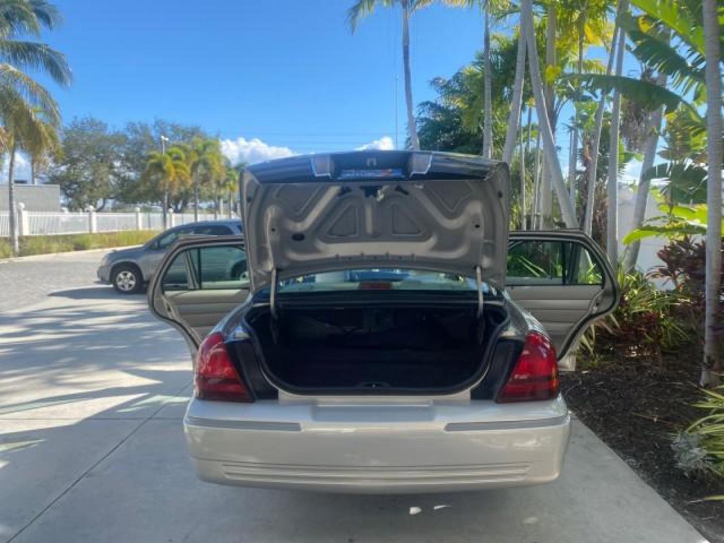 2008 Silver Birch Metallic /Medium Light Stone Mercury Grand Marquis LS LOW MILES 74,931 (2MEHM75V58X) with an 4.6L OHC FFV V8 Engine engine, Automatic transmission, located at 4701 North Dixie Hwy, Pompano Beach, FL, 33064, (954) 422-2889, 26.240938, -80.123474 - OUR WEBPAGE FLORIDACARS1.COM HAS OVER 100 PHOTOS AND FREE CARFAX LINK 2008 MERCURY GRAND MARQUIS LS PALM BEACH EDITION VIN: 2MEHM75V58X659322 2 M E H M 7 5 V 5 8 X 6 5 9 3 2 2 SEDAN 4 DR 4.6L V8 F SOHC FLEX FUEL 23 MPG REAR WHEEL DRIVE Features ABS Brakes Air Conditioning Alloy Wheels AM/FM Stereo A - Photo#15