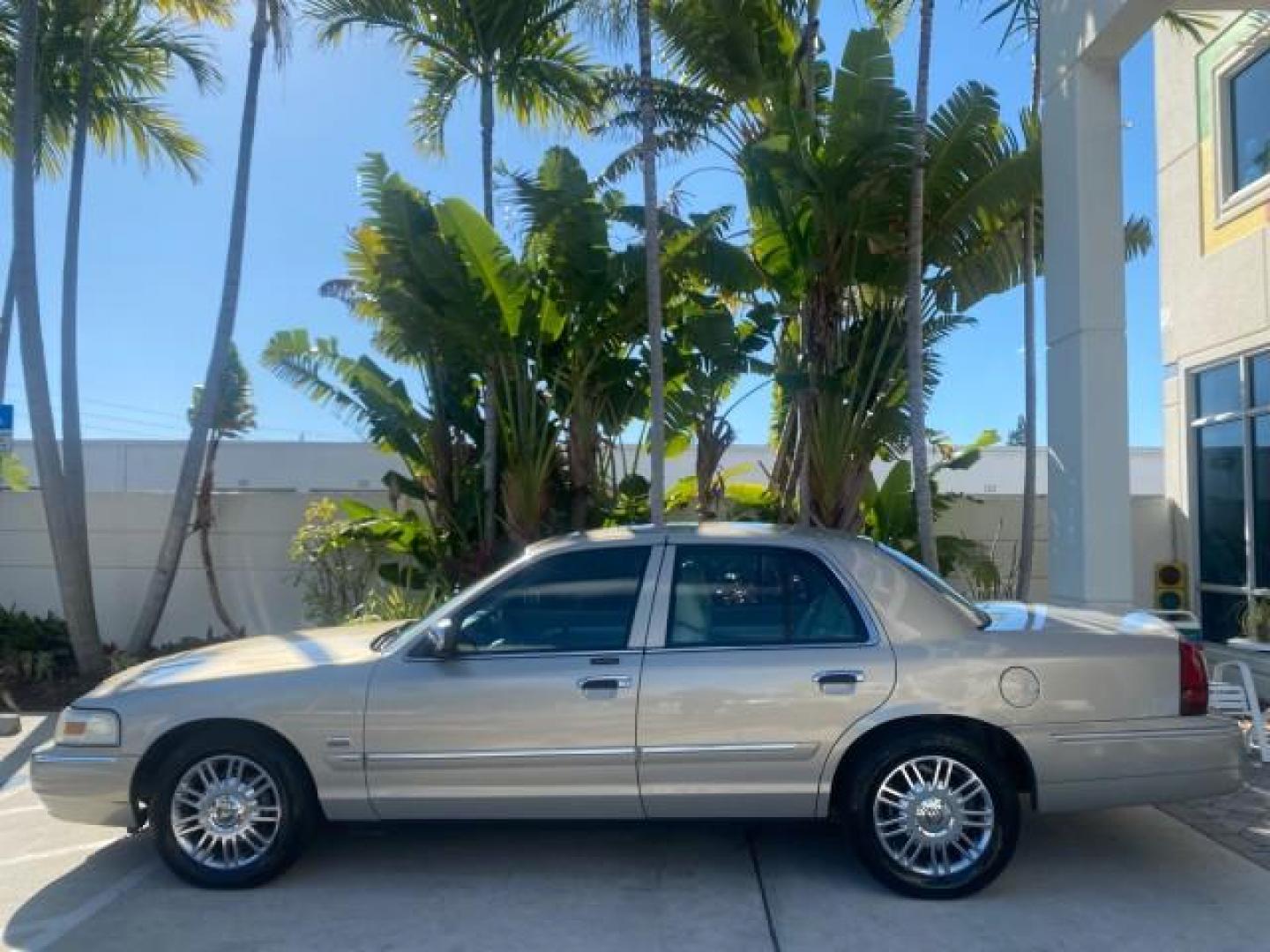 2008 Silver Birch Metallic /Medium Light Stone Mercury Grand Marquis LS LOW MILES 74,931 (2MEHM75V58X) with an 4.6L OHC FFV V8 Engine engine, Automatic transmission, located at 4701 North Dixie Hwy, Pompano Beach, FL, 33064, (954) 422-2889, 26.240938, -80.123474 - OUR WEBPAGE FLORIDACARS1.COM HAS OVER 100 PHOTOS AND FREE CARFAX LINK 2008 MERCURY GRAND MARQUIS LS PALM BEACH EDITION VIN: 2MEHM75V58X659322 2 M E H M 7 5 V 5 8 X 6 5 9 3 2 2 SEDAN 4 DR 4.6L V8 F SOHC FLEX FUEL 23 MPG REAR WHEEL DRIVE Features ABS Brakes Air Conditioning Alloy Wheels AM/FM Stereo A - Photo#31