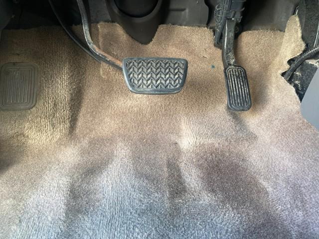 2004 Blue Marlin Pearl /Gray Toyota Tundra SR5 V8 4.7 CREW CAB FLORIDA (5TBET34174S) with an 4.7L DOHC EFI 32-Valve V8 i-Force Engine engine, Automatic transmission, located at 4701 North Dixie Hwy, Pompano Beach, FL, 33064, (954) 422-2889, 26.240938, -80.123474 - OUR WEBPAGE FLORIDACARS1.COM HAS OVER 100 PHOTOS AND FREE CARFAX LINK 2004 TOYOTA TUNDRA SR5 VIN: 5TBET34174S439824 5 T B E T 3 4 1 7 4 S 4 3 9 8 2 4 4 DOOR EXTENDED CAB PICKUP 4.7L V8 F DOHC 32V GASOLINE 19 MPG REAR WHEEL DRIVE Features ABS Brakes Air Conditioning Alloy Wheels AM/FM Stereo Automati - Photo#56