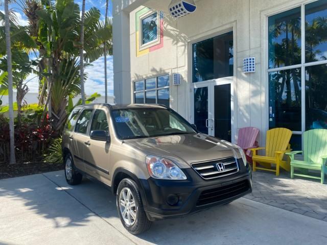 2005 Sahara Sand Metallic /Ivory Honda CR-V LX LOW MILES 52,177 SUV (SHSRD68595U) with an 2.4L DOHC MPFI 16-Valve i-VTEC I4 Engine engine, Automatic transmission, located at 4701 North Dixie Hwy, Pompano Beach, FL, 33064, (954) 422-2889, 26.240938, -80.123474 - OUR WEBPAGE FLORIDACARS1.COM HAS OVER 100 PHOTOS AND FREE CARFAX LINK 2005 HONDA CR-V LX VIN: SHSRD68595U306596 S H S R D 6 8 5 9 5 U 3 0 6 5 9 6 4 DOOR WAGON/SPORT UTILITY 2.4L I4 F DOHC GASOLINE 29 MPG FRONT WHEEL DRIVE Features ABS Brakes Air Conditioning AM/FM Stereo Automatic Transmission Casse - Photo#1