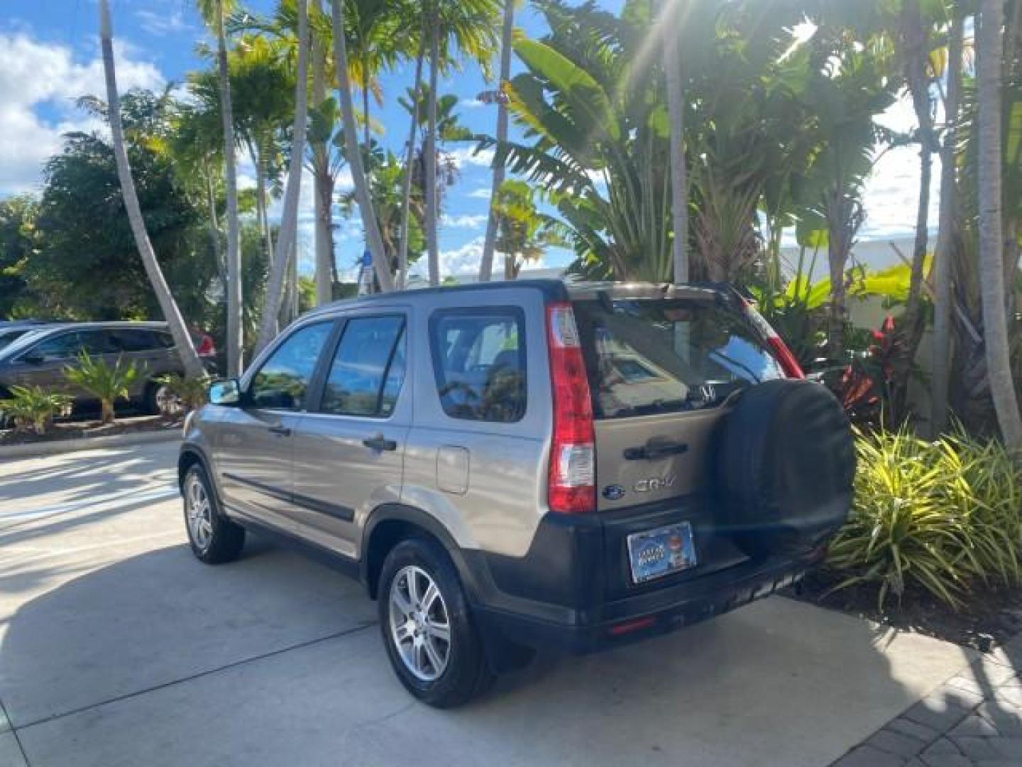 2005 Sahara Sand Metallic /Ivory Honda CR-V LX LOW MILES 52,177 SUV (SHSRD68595U) with an 2.4L DOHC MPFI 16-Valve i-VTEC I4 Engine engine, Automatic transmission, located at 4701 North Dixie Hwy, Pompano Beach, FL, 33064, (954) 422-2889, 26.240938, -80.123474 - OUR WEBPAGE FLORIDACARS1.COM HAS OVER 100 PHOTOS AND FREE CARFAX LINK 2005 HONDA CR-V LX VIN: SHSRD68595U306596 S H S R D 6 8 5 9 5 U 3 0 6 5 9 6 4 DOOR WAGON/SPORT UTILITY 2.4L I4 F DOHC GASOLINE 29 MPG FRONT WHEEL DRIVE Features ABS Brakes Air Conditioning AM/FM Stereo Automatic Transmission Casse - Photo#5