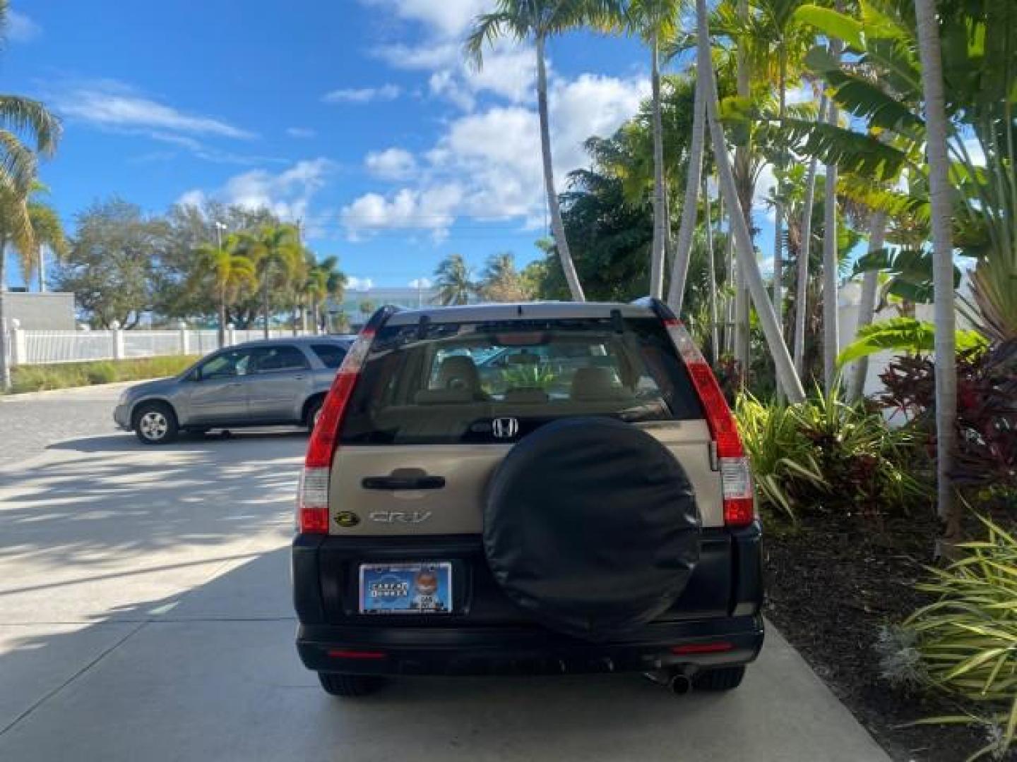 2005 Sahara Sand Metallic /Ivory Honda CR-V LX LOW MILES 52,177 SUV (SHSRD68595U) with an 2.4L DOHC MPFI 16-Valve i-VTEC I4 Engine engine, Automatic transmission, located at 4701 North Dixie Hwy, Pompano Beach, FL, 33064, (954) 422-2889, 26.240938, -80.123474 - OUR WEBPAGE FLORIDACARS1.COM HAS OVER 100 PHOTOS AND FREE CARFAX LINK 2005 HONDA CR-V LX VIN: SHSRD68595U306596 S H S R D 6 8 5 9 5 U 3 0 6 5 9 6 4 DOOR WAGON/SPORT UTILITY 2.4L I4 F DOHC GASOLINE 29 MPG FRONT WHEEL DRIVE Features ABS Brakes Air Conditioning AM/FM Stereo Automatic Transmission Casse - Photo#6