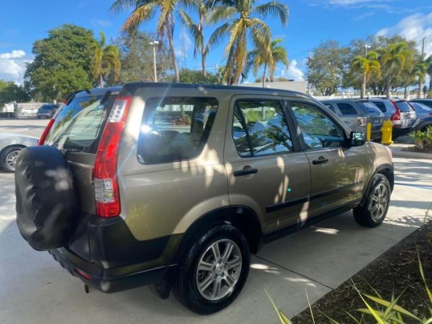 2005 Sahara Sand Metallic /Ivory Honda CR-V LX LOW MILES 52,177 SUV (SHSRD68595U) with an 2.4L DOHC MPFI 16-Valve i-VTEC I4 Engine engine, Automatic transmission, located at 4701 North Dixie Hwy, Pompano Beach, FL, 33064, (954) 422-2889, 26.240938, -80.123474 - OUR WEBPAGE FLORIDACARS1.COM HAS OVER 100 PHOTOS AND FREE CARFAX LINK 2005 HONDA CR-V LX VIN: SHSRD68595U306596 S H S R D 6 8 5 9 5 U 3 0 6 5 9 6 4 DOOR WAGON/SPORT UTILITY 2.4L I4 F DOHC GASOLINE 29 MPG FRONT WHEEL DRIVE Features ABS Brakes Air Conditioning AM/FM Stereo Automatic Transmission Casse - Photo#7