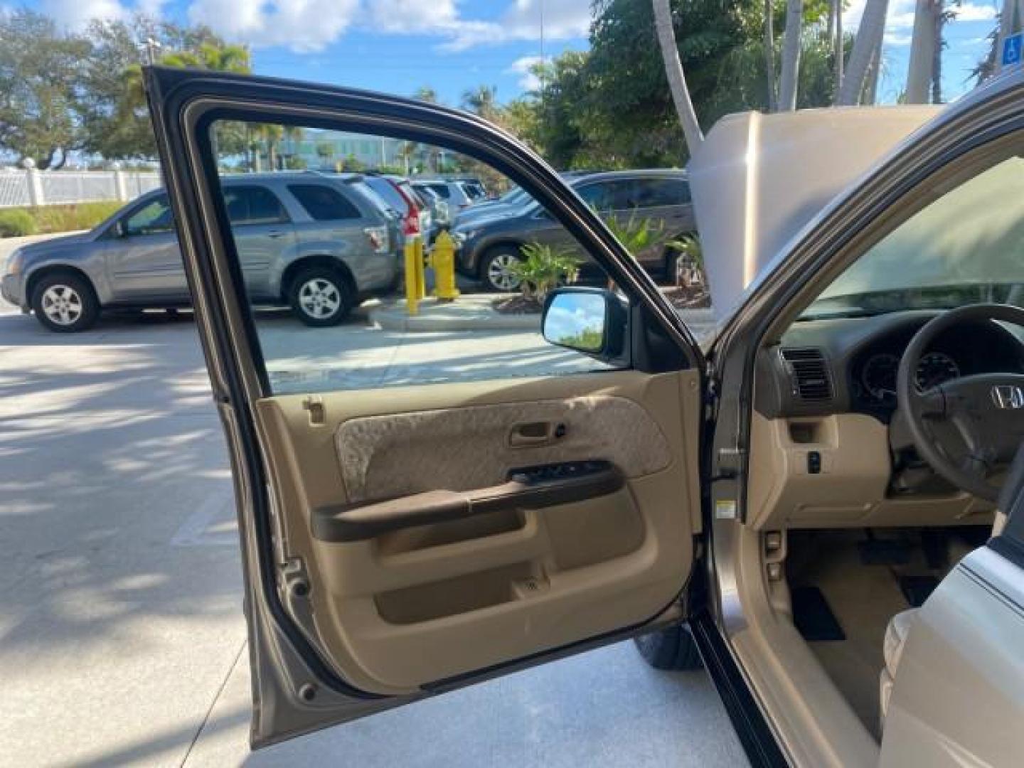 2005 Sahara Sand Metallic /Ivory Honda CR-V LX LOW MILES 52,177 SUV (SHSRD68595U) with an 2.4L DOHC MPFI 16-Valve i-VTEC I4 Engine engine, Automatic transmission, located at 4701 North Dixie Hwy, Pompano Beach, FL, 33064, (954) 422-2889, 26.240938, -80.123474 - OUR WEBPAGE FLORIDACARS1.COM HAS OVER 100 PHOTOS AND FREE CARFAX LINK 2005 HONDA CR-V LX VIN: SHSRD68595U306596 S H S R D 6 8 5 9 5 U 3 0 6 5 9 6 4 DOOR WAGON/SPORT UTILITY 2.4L I4 F DOHC GASOLINE 29 MPG FRONT WHEEL DRIVE Features ABS Brakes Air Conditioning AM/FM Stereo Automatic Transmission Casse - Photo#9