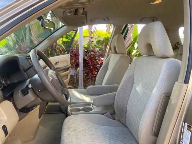 2005 Sahara Sand Metallic /Ivory Honda CR-V LX LOW MILES 52,177 SUV (SHSRD68595U) with an 2.4L DOHC MPFI 16-Valve i-VTEC I4 Engine engine, Automatic transmission, located at 4701 North Dixie Hwy, Pompano Beach, FL, 33064, (954) 422-2889, 26.240938, -80.123474 - OUR WEBPAGE FLORIDACARS1.COM HAS OVER 100 PHOTOS AND FREE CARFAX LINK 2005 HONDA CR-V LX VIN: SHSRD68595U306596 S H S R D 6 8 5 9 5 U 3 0 6 5 9 6 4 DOOR WAGON/SPORT UTILITY 2.4L I4 F DOHC GASOLINE 29 MPG FRONT WHEEL DRIVE Features ABS Brakes Air Conditioning AM/FM Stereo Automatic Transmission Casse - Photo#10