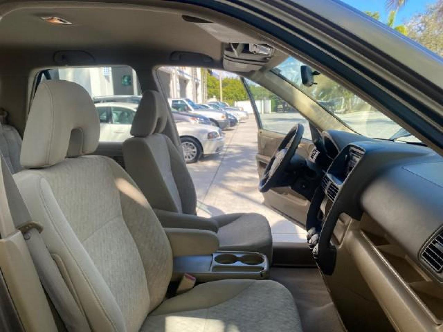 2005 Sahara Sand Metallic /Ivory Honda CR-V LX LOW MILES 52,177 SUV (SHSRD68595U) with an 2.4L DOHC MPFI 16-Valve i-VTEC I4 Engine engine, Automatic transmission, located at 4701 North Dixie Hwy, Pompano Beach, FL, 33064, (954) 422-2889, 26.240938, -80.123474 - OUR WEBPAGE FLORIDACARS1.COM HAS OVER 100 PHOTOS AND FREE CARFAX LINK 2005 HONDA CR-V LX VIN: SHSRD68595U306596 S H S R D 6 8 5 9 5 U 3 0 6 5 9 6 4 DOOR WAGON/SPORT UTILITY 2.4L I4 F DOHC GASOLINE 29 MPG FRONT WHEEL DRIVE Features ABS Brakes Air Conditioning AM/FM Stereo Automatic Transmission Casse - Photo#12