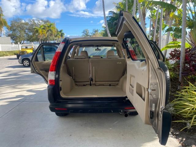 2005 Sahara Sand Metallic /Ivory Honda CR-V LX LOW MILES 52,177 SUV (SHSRD68595U) with an 2.4L DOHC MPFI 16-Valve i-VTEC I4 Engine engine, Automatic transmission, located at 4701 North Dixie Hwy, Pompano Beach, FL, 33064, (954) 422-2889, 26.240938, -80.123474 - OUR WEBPAGE FLORIDACARS1.COM HAS OVER 100 PHOTOS AND FREE CARFAX LINK 2005 HONDA CR-V LX VIN: SHSRD68595U306596 S H S R D 6 8 5 9 5 U 3 0 6 5 9 6 4 DOOR WAGON/SPORT UTILITY 2.4L I4 F DOHC GASOLINE 29 MPG FRONT WHEEL DRIVE Features ABS Brakes Air Conditioning AM/FM Stereo Automatic Transmission Casse - Photo#15