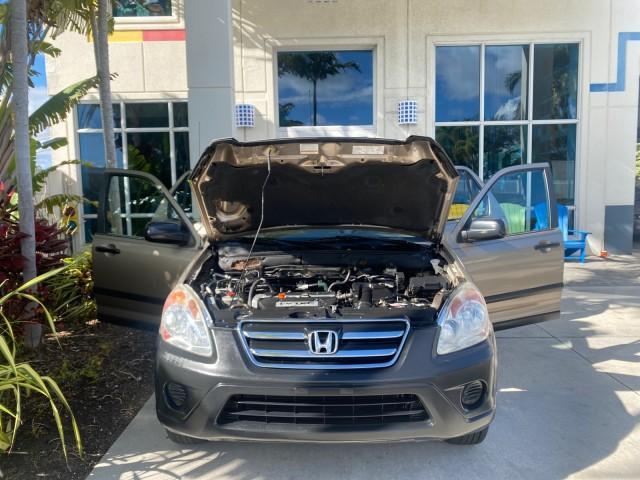 2005 Sahara Sand Metallic /Ivory Honda CR-V LX LOW MILES 52,177 SUV (SHSRD68595U) with an 2.4L DOHC MPFI 16-Valve i-VTEC I4 Engine engine, Automatic transmission, located at 4701 North Dixie Hwy, Pompano Beach, FL, 33064, (954) 422-2889, 26.240938, -80.123474 - OUR WEBPAGE FLORIDACARS1.COM HAS OVER 100 PHOTOS AND FREE CARFAX LINK 2005 HONDA CR-V LX VIN: SHSRD68595U306596 S H S R D 6 8 5 9 5 U 3 0 6 5 9 6 4 DOOR WAGON/SPORT UTILITY 2.4L I4 F DOHC GASOLINE 29 MPG FRONT WHEEL DRIVE Features ABS Brakes Air Conditioning AM/FM Stereo Automatic Transmission Casse - Photo#17