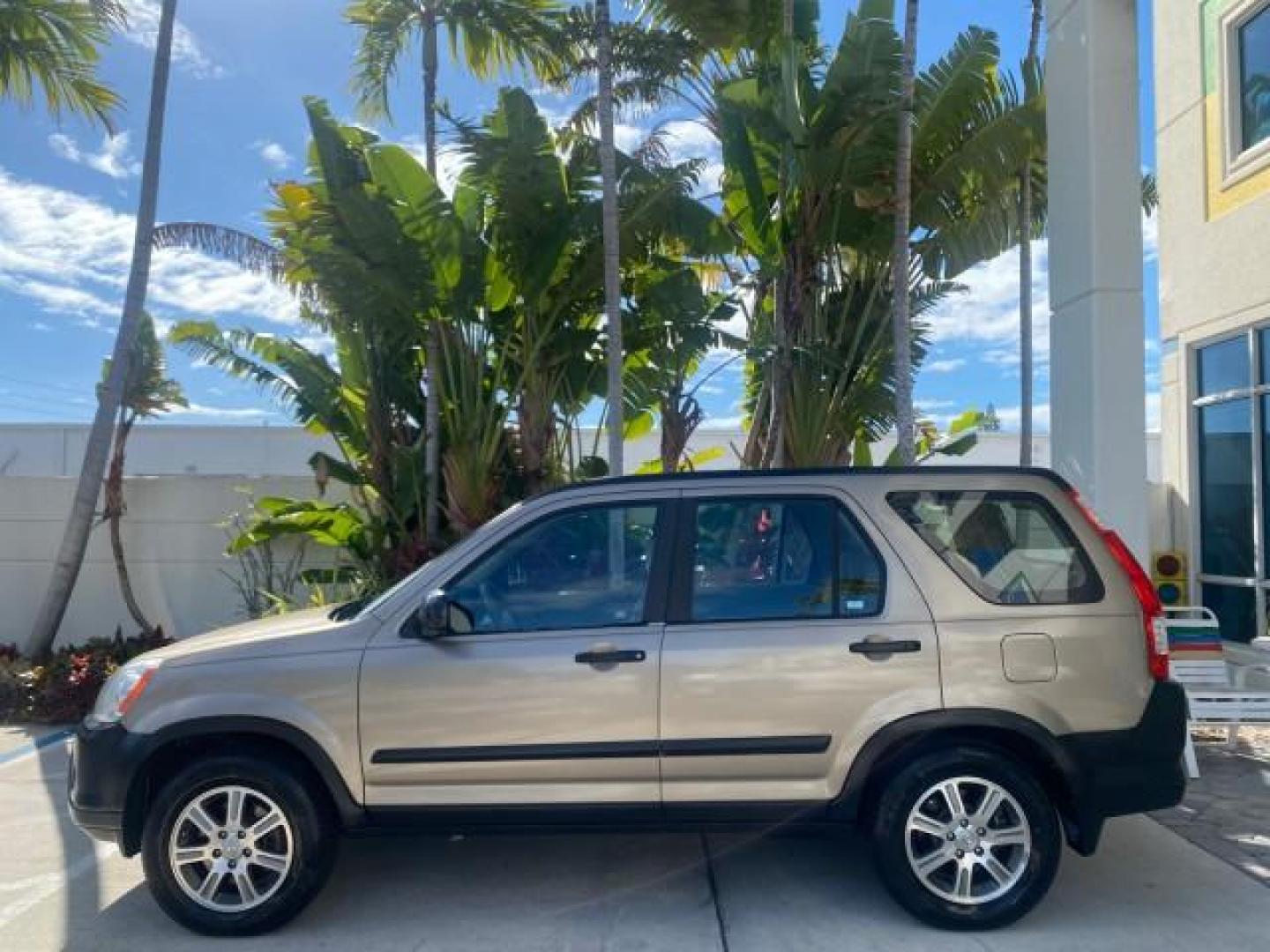 2005 Sahara Sand Metallic /Ivory Honda CR-V LX LOW MILES 52,177 SUV (SHSRD68595U) with an 2.4L DOHC MPFI 16-Valve i-VTEC I4 Engine engine, Automatic transmission, located at 4701 North Dixie Hwy, Pompano Beach, FL, 33064, (954) 422-2889, 26.240938, -80.123474 - OUR WEBPAGE FLORIDACARS1.COM HAS OVER 100 PHOTOS AND FREE CARFAX LINK 2005 HONDA CR-V LX VIN: SHSRD68595U306596 S H S R D 6 8 5 9 5 U 3 0 6 5 9 6 4 DOOR WAGON/SPORT UTILITY 2.4L I4 F DOHC GASOLINE 29 MPG FRONT WHEEL DRIVE Features ABS Brakes Air Conditioning AM/FM Stereo Automatic Transmission Casse - Photo#31