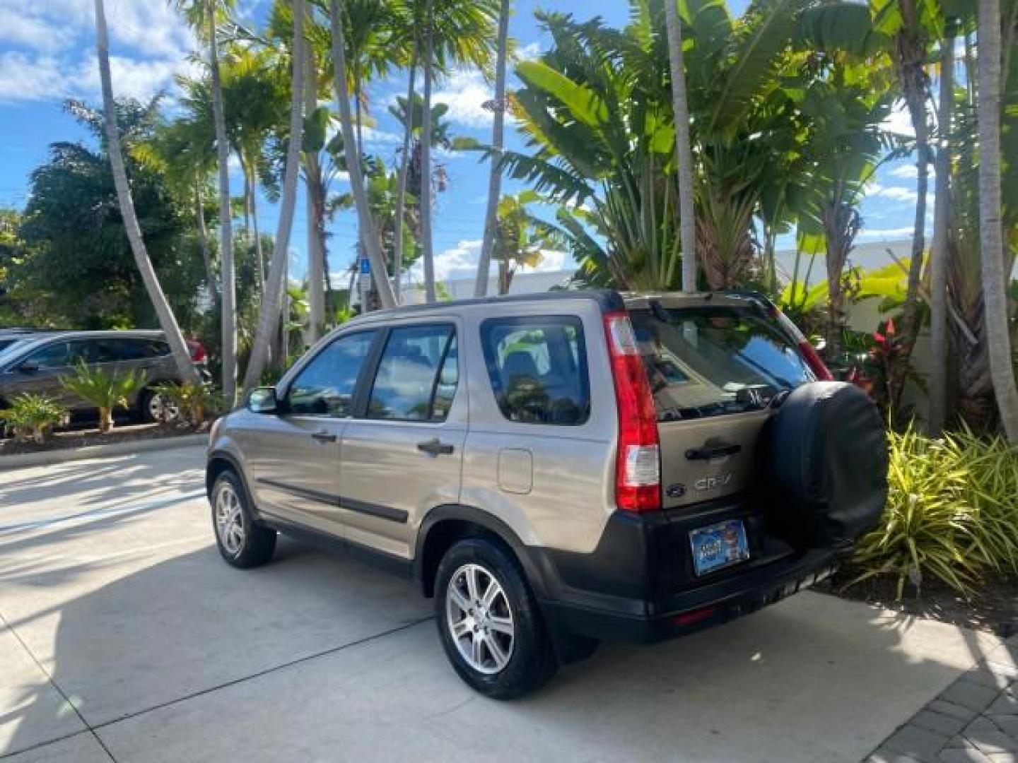 2005 Sahara Sand Metallic /Ivory Honda CR-V LX LOW MILES 52,177 SUV (SHSRD68595U) with an 2.4L DOHC MPFI 16-Valve i-VTEC I4 Engine engine, Automatic transmission, located at 4701 North Dixie Hwy, Pompano Beach, FL, 33064, (954) 422-2889, 26.240938, -80.123474 - OUR WEBPAGE FLORIDACARS1.COM HAS OVER 100 PHOTOS AND FREE CARFAX LINK 2005 HONDA CR-V LX VIN: SHSRD68595U306596 S H S R D 6 8 5 9 5 U 3 0 6 5 9 6 4 DOOR WAGON/SPORT UTILITY 2.4L I4 F DOHC GASOLINE 29 MPG FRONT WHEEL DRIVE Features ABS Brakes Air Conditioning AM/FM Stereo Automatic Transmission Casse - Photo#32