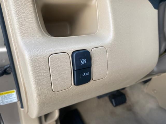 2005 Sahara Sand Metallic /Ivory Honda CR-V LX LOW MILES 52,177 SUV (SHSRD68595U) with an 2.4L DOHC MPFI 16-Valve i-VTEC I4 Engine engine, Automatic transmission, located at 4701 North Dixie Hwy, Pompano Beach, FL, 33064, (954) 422-2889, 26.240938, -80.123474 - OUR WEBPAGE FLORIDACARS1.COM HAS OVER 100 PHOTOS AND FREE CARFAX LINK 2005 HONDA CR-V LX VIN: SHSRD68595U306596 S H S R D 6 8 5 9 5 U 3 0 6 5 9 6 4 DOOR WAGON/SPORT UTILITY 2.4L I4 F DOHC GASOLINE 29 MPG FRONT WHEEL DRIVE Features ABS Brakes Air Conditioning AM/FM Stereo Automatic Transmission Casse - Photo#50