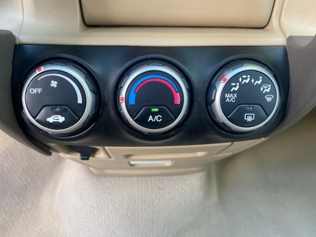 2005 Sahara Sand Metallic /Ivory Honda CR-V LX LOW MILES 52,177 SUV (SHSRD68595U) with an 2.4L DOHC MPFI 16-Valve i-VTEC I4 Engine engine, Automatic transmission, located at 4701 North Dixie Hwy, Pompano Beach, FL, 33064, (954) 422-2889, 26.240938, -80.123474 - OUR WEBPAGE FLORIDACARS1.COM HAS OVER 100 PHOTOS AND FREE CARFAX LINK 2005 HONDA CR-V LX VIN: SHSRD68595U306596 S H S R D 6 8 5 9 5 U 3 0 6 5 9 6 4 DOOR WAGON/SPORT UTILITY 2.4L I4 F DOHC GASOLINE 29 MPG FRONT WHEEL DRIVE Features ABS Brakes Air Conditioning AM/FM Stereo Automatic Transmission Casse - Photo#58