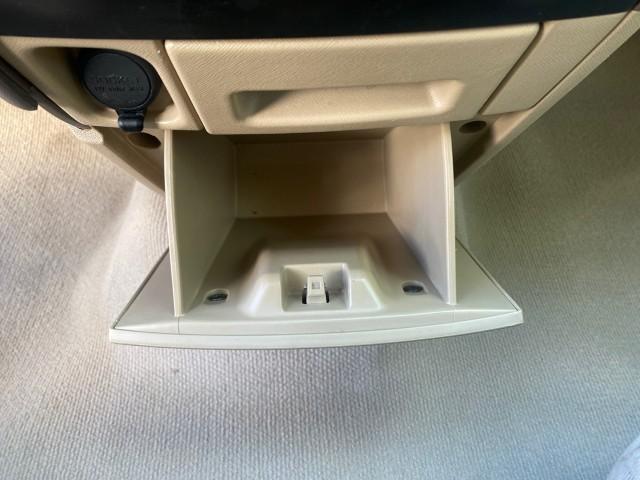 2005 Sahara Sand Metallic /Ivory Honda CR-V LX LOW MILES 52,177 SUV (SHSRD68595U) with an 2.4L DOHC MPFI 16-Valve i-VTEC I4 Engine engine, Automatic transmission, located at 4701 North Dixie Hwy, Pompano Beach, FL, 33064, (954) 422-2889, 26.240938, -80.123474 - OUR WEBPAGE FLORIDACARS1.COM HAS OVER 100 PHOTOS AND FREE CARFAX LINK 2005 HONDA CR-V LX VIN: SHSRD68595U306596 S H S R D 6 8 5 9 5 U 3 0 6 5 9 6 4 DOOR WAGON/SPORT UTILITY 2.4L I4 F DOHC GASOLINE 29 MPG FRONT WHEEL DRIVE Features ABS Brakes Air Conditioning AM/FM Stereo Automatic Transmission Casse - Photo#60