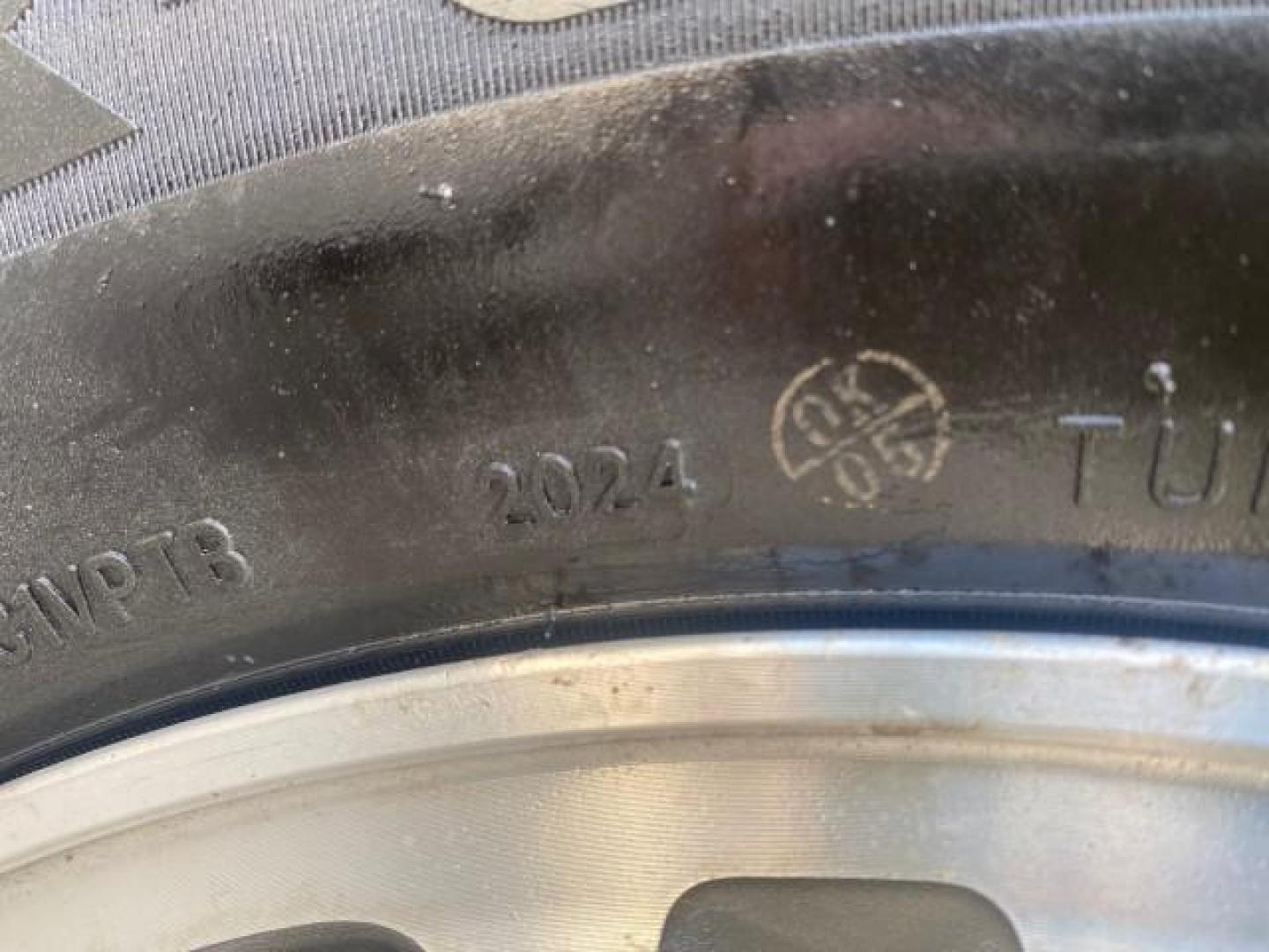 2005 Sahara Sand Metallic /Ivory Honda CR-V LX LOW MILES 52,177 SUV (SHSRD68595U) with an 2.4L DOHC MPFI 16-Valve i-VTEC I4 Engine engine, Automatic transmission, located at 4701 North Dixie Hwy, Pompano Beach, FL, 33064, (954) 422-2889, 26.240938, -80.123474 - OUR WEBPAGE FLORIDACARS1.COM HAS OVER 100 PHOTOS AND FREE CARFAX LINK 2005 HONDA CR-V LX VIN: SHSRD68595U306596 S H S R D 6 8 5 9 5 U 3 0 6 5 9 6 4 DOOR WAGON/SPORT UTILITY 2.4L I4 F DOHC GASOLINE 29 MPG FRONT WHEEL DRIVE Features ABS Brakes Air Conditioning AM/FM Stereo Automatic Transmission Casse - Photo#82