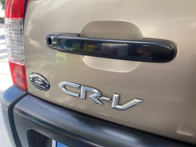 2005 Sahara Sand Metallic /Ivory Honda CR-V LX LOW MILES 52,177 SUV (SHSRD68595U) with an 2.4L DOHC MPFI 16-Valve i-VTEC I4 Engine engine, Automatic transmission, located at 4701 North Dixie Hwy, Pompano Beach, FL, 33064, (954) 422-2889, 26.240938, -80.123474 - OUR WEBPAGE FLORIDACARS1.COM HAS OVER 100 PHOTOS AND FREE CARFAX LINK 2005 HONDA CR-V LX VIN: SHSRD68595U306596 S H S R D 6 8 5 9 5 U 3 0 6 5 9 6 4 DOOR WAGON/SPORT UTILITY 2.4L I4 F DOHC GASOLINE 29 MPG FRONT WHEEL DRIVE Features ABS Brakes Air Conditioning AM/FM Stereo Automatic Transmission Casse - Photo#85