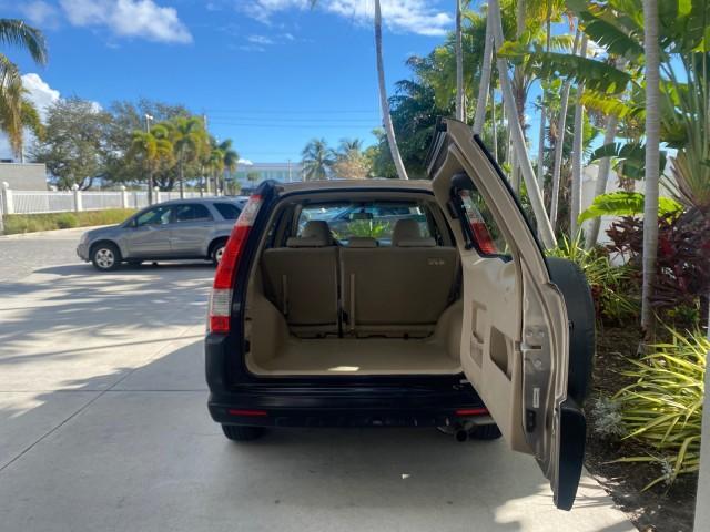 2005 Sahara Sand Metallic /Ivory Honda CR-V LX LOW MILES 52,177 SUV (SHSRD68595U) with an 2.4L DOHC MPFI 16-Valve i-VTEC I4 Engine engine, Automatic transmission, located at 4701 North Dixie Hwy, Pompano Beach, FL, 33064, (954) 422-2889, 26.240938, -80.123474 - OUR WEBPAGE FLORIDACARS1.COM HAS OVER 100 PHOTOS AND FREE CARFAX LINK 2005 HONDA CR-V LX VIN: SHSRD68595U306596 S H S R D 6 8 5 9 5 U 3 0 6 5 9 6 4 DOOR WAGON/SPORT UTILITY 2.4L I4 F DOHC GASOLINE 29 MPG FRONT WHEEL DRIVE Features ABS Brakes Air Conditioning AM/FM Stereo Automatic Transmission Casse - Photo#87