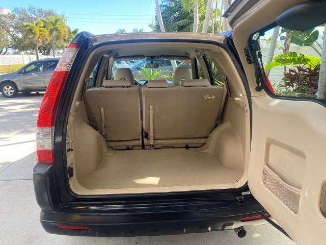 2005 Sahara Sand Metallic /Ivory Honda CR-V LX LOW MILES 52,177 SUV (SHSRD68595U) with an 2.4L DOHC MPFI 16-Valve i-VTEC I4 Engine engine, Automatic transmission, located at 4701 North Dixie Hwy, Pompano Beach, FL, 33064, (954) 422-2889, 26.240938, -80.123474 - OUR WEBPAGE FLORIDACARS1.COM HAS OVER 100 PHOTOS AND FREE CARFAX LINK 2005 HONDA CR-V LX VIN: SHSRD68595U306596 S H S R D 6 8 5 9 5 U 3 0 6 5 9 6 4 DOOR WAGON/SPORT UTILITY 2.4L I4 F DOHC GASOLINE 29 MPG FRONT WHEEL DRIVE Features ABS Brakes Air Conditioning AM/FM Stereo Automatic Transmission Casse - Photo#88