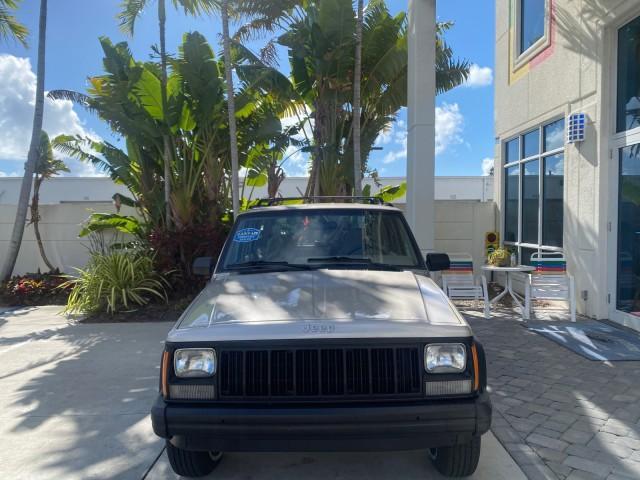 1996 Bright Jade (PC) /Dark Sand Jeep Cherokee Sport FL LOW MILES 77,388 4WD 4.0 6 CYL (1J4FJ68S2TL) with an 4.0L MPI I6 Engine engine, Automatic transmission, located at 4701 North Dixie Hwy, Pompano Beach, FL, 33064, (954) 422-2889, 26.240938, -80.123474 - OUR WEBPAGE FLORIDACARS1.COM HAS OVER 100 PHOTOS AND FREE CARFAX LINK 1996 JEEP CHEROKEE SPORT 4.0 6 CYL 4WD FL TITLE LOW MILES 77,388 VIN: 1J4FJ68S2TL171877 1 J 4 F J 6 8 S 2 T L 1 7 1 8 7 7 4 DOOR WAGON/SPORT UTILITY 4.0L I6 F GASOLINE REAR WHEEL DRIVE W/ 4X4 Top Features Cloth Seats Basic Feature - Photo#2