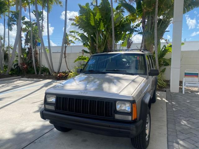 1996 Bright Jade (PC) /Dark Sand Jeep Cherokee Sport FL LOW MILES 77,388 4WD 4.0 6 CYL (1J4FJ68S2TL) with an 4.0L MPI I6 Engine engine, Automatic transmission, located at 4701 North Dixie Hwy, Pompano Beach, FL, 33064, (954) 422-2889, 26.240938, -80.123474 - OUR WEBPAGE FLORIDACARS1.COM HAS OVER 100 PHOTOS AND FREE CARFAX LINK 1996 JEEP CHEROKEE SPORT 4.0 6 CYL 4WD FL TITLE LOW MILES 77,388 VIN: 1J4FJ68S2TL171877 1 J 4 F J 6 8 S 2 T L 1 7 1 8 7 7 4 DOOR WAGON/SPORT UTILITY 4.0L I6 F GASOLINE REAR WHEEL DRIVE W/ 4X4 Top Features Cloth Seats Basic Feature - Photo#3