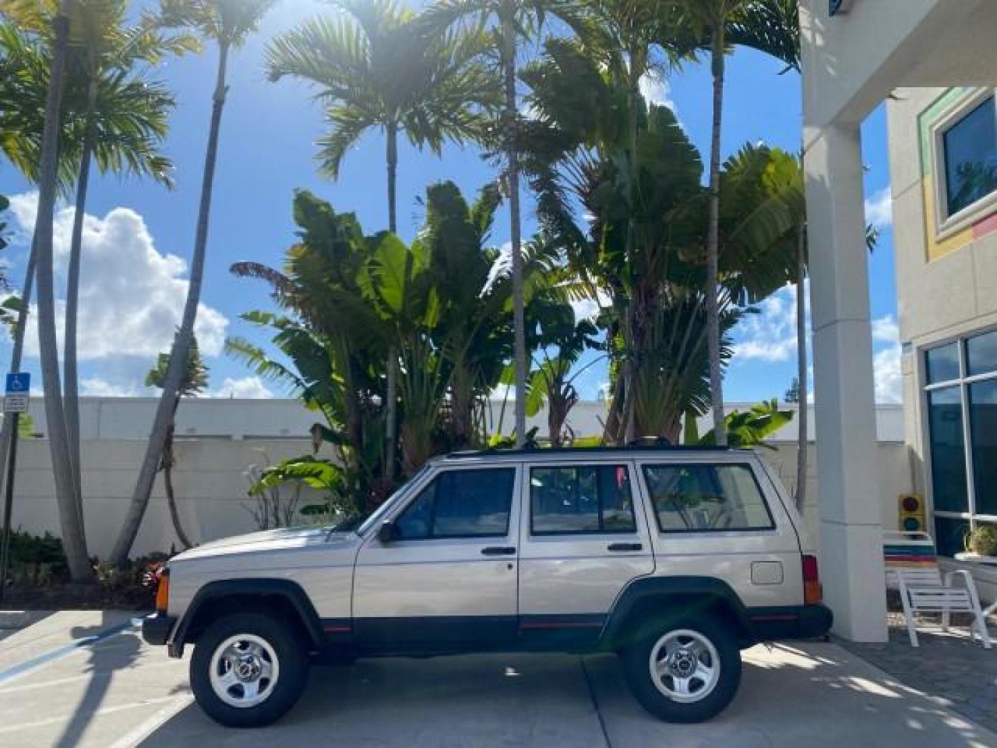 1996 Stone White (CC) /Dark Sand Jeep Cherokee Sport FL LOW MILES 77,388 4WD 4.0 6 CYL (1J4FJ68S2TL) with an 4.0L MPI I6 Engine engine, Automatic transmission, located at 4701 North Dixie Hwy, Pompano Beach, FL, 33064, (954) 422-2889, 26.240938, -80.123474 - OUR WEBPAGE FLORIDACARS1.COM HAS OVER 100 PHOTOS AND FREE CARFAX LINK 1996 JEEP CHEROKEE SPORT 4.0 6 CYL 4WD FL TITLE LOW MILES 77,388 VIN: 1J4FJ68S2TL171877 1 J 4 F J 6 8 S 2 T L 1 7 1 8 7 7 4 DOOR WAGON/SPORT UTILITY 4.0L I6 F GASOLINE REAR WHEEL DRIVE W/ 4X4 Top Features Cloth Seats Basic Feature- Photo#4
