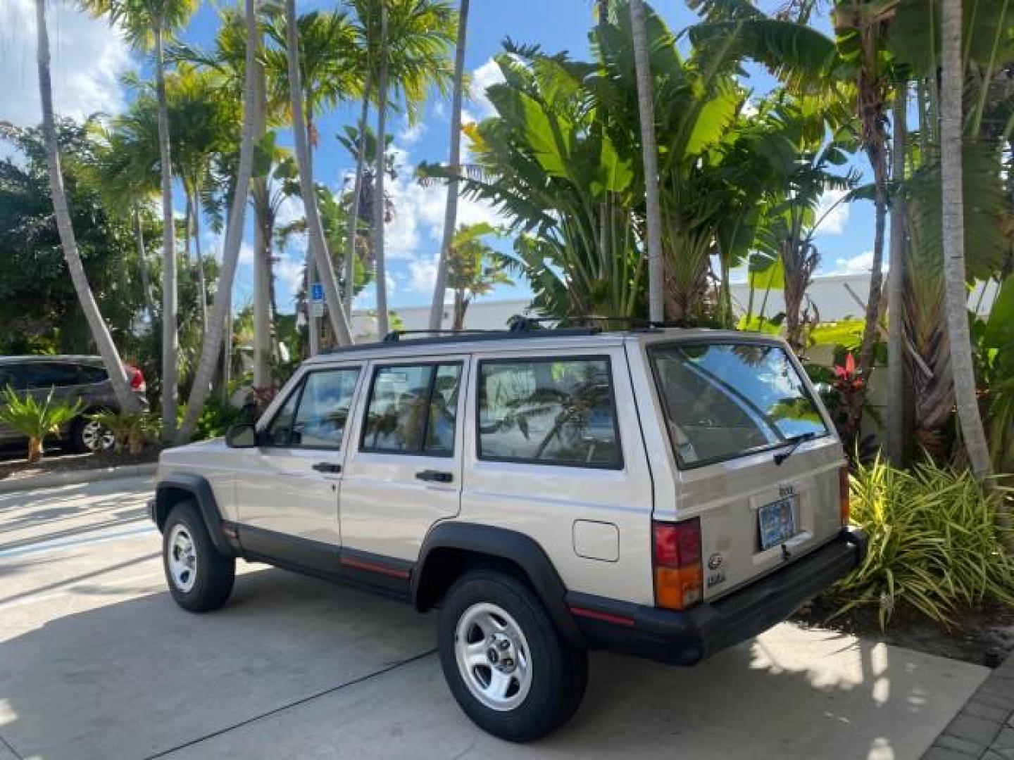 1996 Stone White (CC) /Dark Sand Jeep Cherokee Sport FL LOW MILES 77,388 4WD 4.0 6 CYL (1J4FJ68S2TL) with an 4.0L MPI I6 Engine engine, Automatic transmission, located at 4701 North Dixie Hwy, Pompano Beach, FL, 33064, (954) 422-2889, 26.240938, -80.123474 - OUR WEBPAGE FLORIDACARS1.COM HAS OVER 100 PHOTOS AND FREE CARFAX LINK 1996 JEEP CHEROKEE SPORT 4.0 6 CYL 4WD FL TITLE LOW MILES 77,388 VIN: 1J4FJ68S2TL171877 1 J 4 F J 6 8 S 2 T L 1 7 1 8 7 7 4 DOOR WAGON/SPORT UTILITY 4.0L I6 F GASOLINE REAR WHEEL DRIVE W/ 4X4 Top Features Cloth Seats Basic Feature- Photo#5