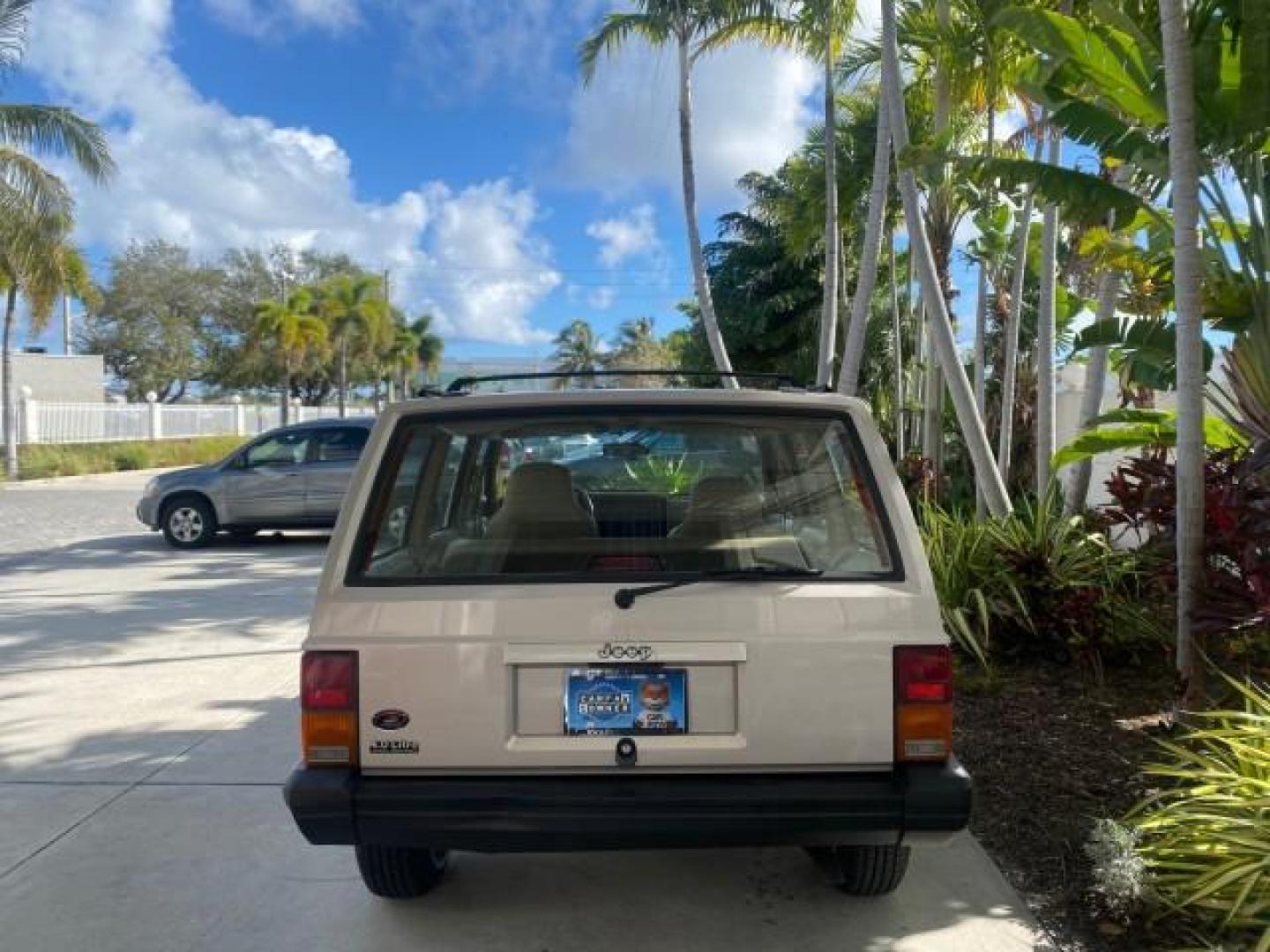 1996 Stone White (CC) /Dark Sand Jeep Cherokee Sport FL LOW MILES 77,388 4WD 4.0 6 CYL (1J4FJ68S2TL) with an 4.0L MPI I6 Engine engine, Automatic transmission, located at 4701 North Dixie Hwy, Pompano Beach, FL, 33064, (954) 422-2889, 26.240938, -80.123474 - OUR WEBPAGE FLORIDACARS1.COM HAS OVER 100 PHOTOS AND FREE CARFAX LINK 1996 JEEP CHEROKEE SPORT 4.0 6 CYL 4WD FL TITLE LOW MILES 77,388 VIN: 1J4FJ68S2TL171877 1 J 4 F J 6 8 S 2 T L 1 7 1 8 7 7 4 DOOR WAGON/SPORT UTILITY 4.0L I6 F GASOLINE REAR WHEEL DRIVE W/ 4X4 Top Features Cloth Seats Basic Feature- Photo#6