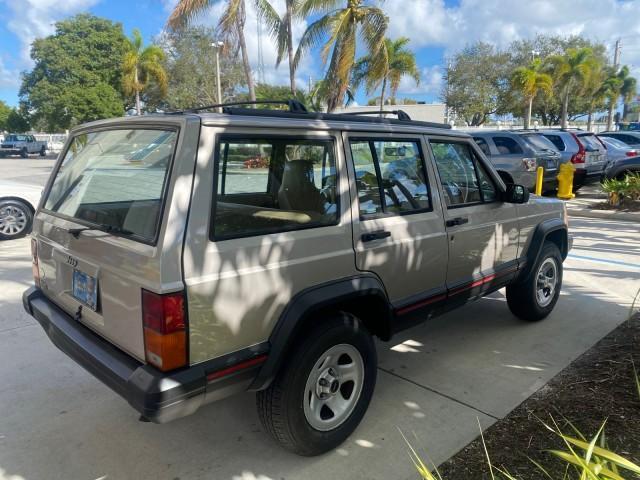 1996 Bright Jade (PC) /Dark Sand Jeep Cherokee Sport FL LOW MILES 77,388 4WD 4.0 6 CYL (1J4FJ68S2TL) with an 4.0L MPI I6 Engine engine, Automatic transmission, located at 4701 North Dixie Hwy, Pompano Beach, FL, 33064, (954) 422-2889, 26.240938, -80.123474 - OUR WEBPAGE FLORIDACARS1.COM HAS OVER 100 PHOTOS AND FREE CARFAX LINK 1996 JEEP CHEROKEE SPORT 4.0 6 CYL 4WD FL TITLE LOW MILES 77,388 VIN: 1J4FJ68S2TL171877 1 J 4 F J 6 8 S 2 T L 1 7 1 8 7 7 4 DOOR WAGON/SPORT UTILITY 4.0L I6 F GASOLINE REAR WHEEL DRIVE W/ 4X4 Top Features Cloth Seats Basic Feature - Photo#7