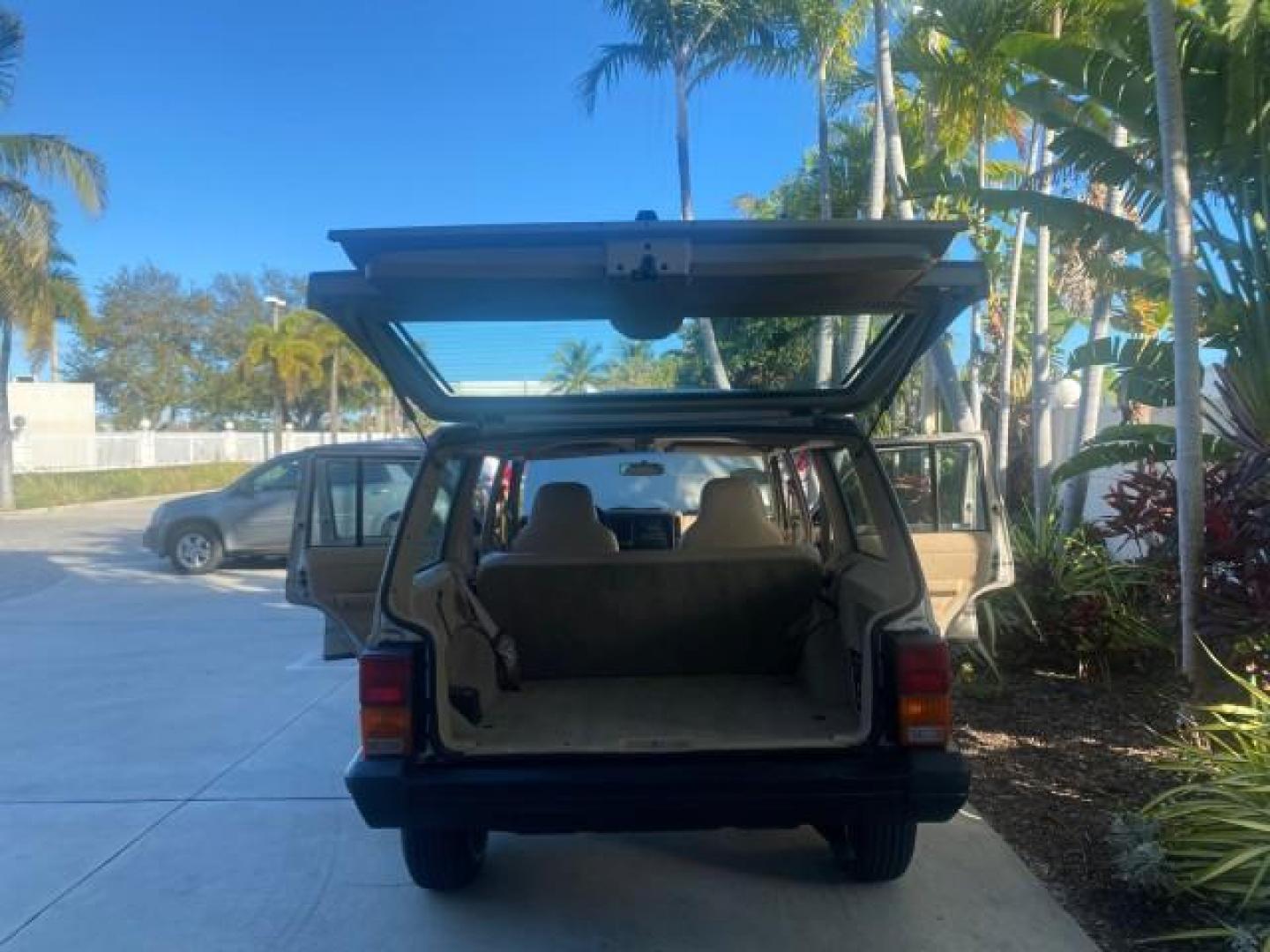 1996 Stone White (CC) /Dark Sand Jeep Cherokee Sport FL LOW MILES 77,388 4WD 4.0 6 CYL (1J4FJ68S2TL) with an 4.0L MPI I6 Engine engine, Automatic transmission, located at 4701 North Dixie Hwy, Pompano Beach, FL, 33064, (954) 422-2889, 26.240938, -80.123474 - OUR WEBPAGE FLORIDACARS1.COM HAS OVER 100 PHOTOS AND FREE CARFAX LINK 1996 JEEP CHEROKEE SPORT 4.0 6 CYL 4WD FL TITLE LOW MILES 77,388 VIN: 1J4FJ68S2TL171877 1 J 4 F J 6 8 S 2 T L 1 7 1 8 7 7 4 DOOR WAGON/SPORT UTILITY 4.0L I6 F GASOLINE REAR WHEEL DRIVE W/ 4X4 Top Features Cloth Seats Basic Feature- Photo#15