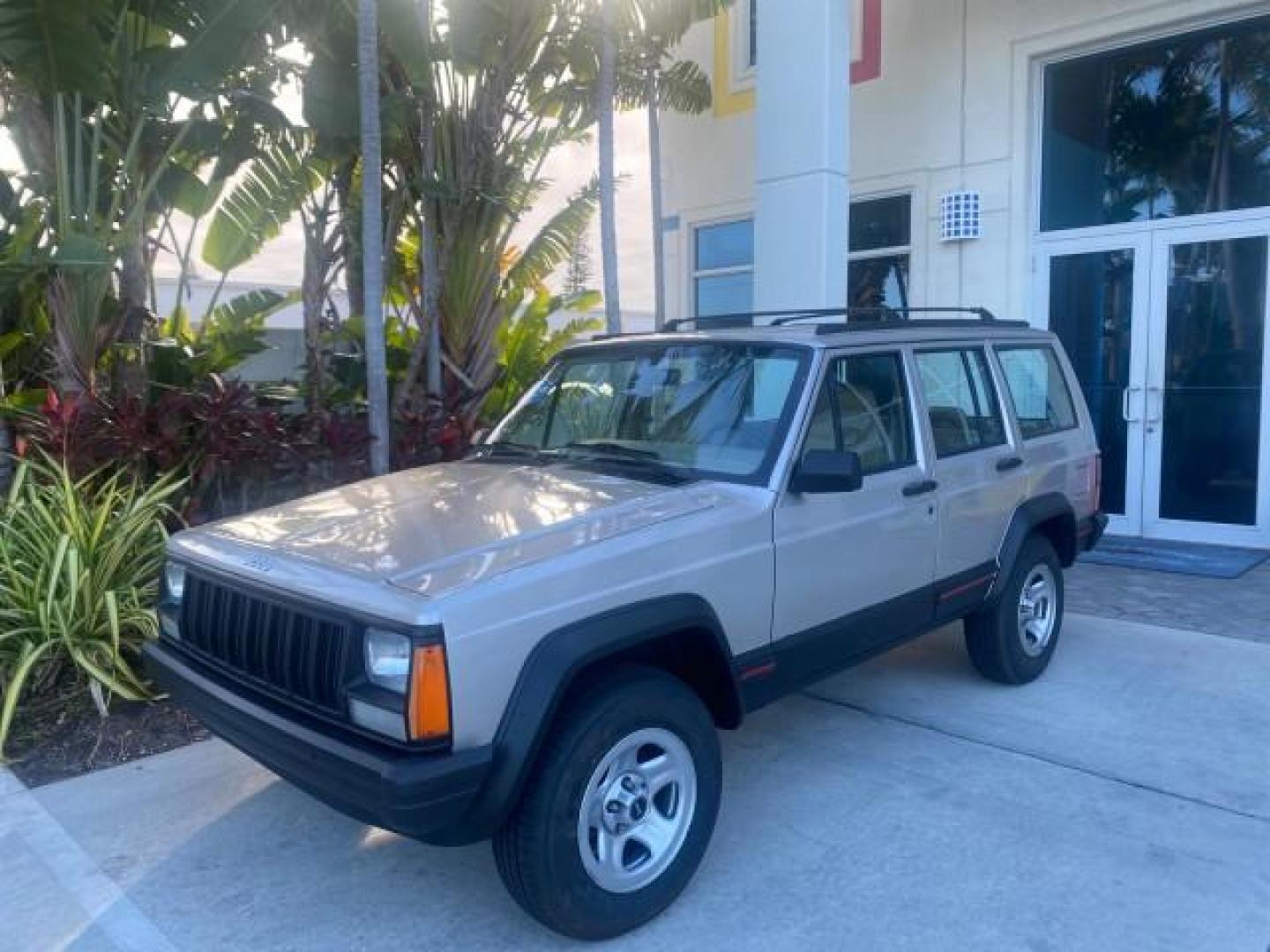 1996 Stone White (CC) /Dark Sand Jeep Cherokee Sport FL LOW MILES 77,388 4WD 4.0 6 CYL (1J4FJ68S2TL) with an 4.0L MPI I6 Engine engine, Automatic transmission, located at 4701 North Dixie Hwy, Pompano Beach, FL, 33064, (954) 422-2889, 26.240938, -80.123474 - OUR WEBPAGE FLORIDACARS1.COM HAS OVER 100 PHOTOS AND FREE CARFAX LINK 1996 JEEP CHEROKEE SPORT 4.0 6 CYL 4WD FL TITLE LOW MILES 77,388 VIN: 1J4FJ68S2TL171877 1 J 4 F J 6 8 S 2 T L 1 7 1 8 7 7 4 DOOR WAGON/SPORT UTILITY 4.0L I6 F GASOLINE REAR WHEEL DRIVE W/ 4X4 Top Features Cloth Seats Basic Feature- Photo#29