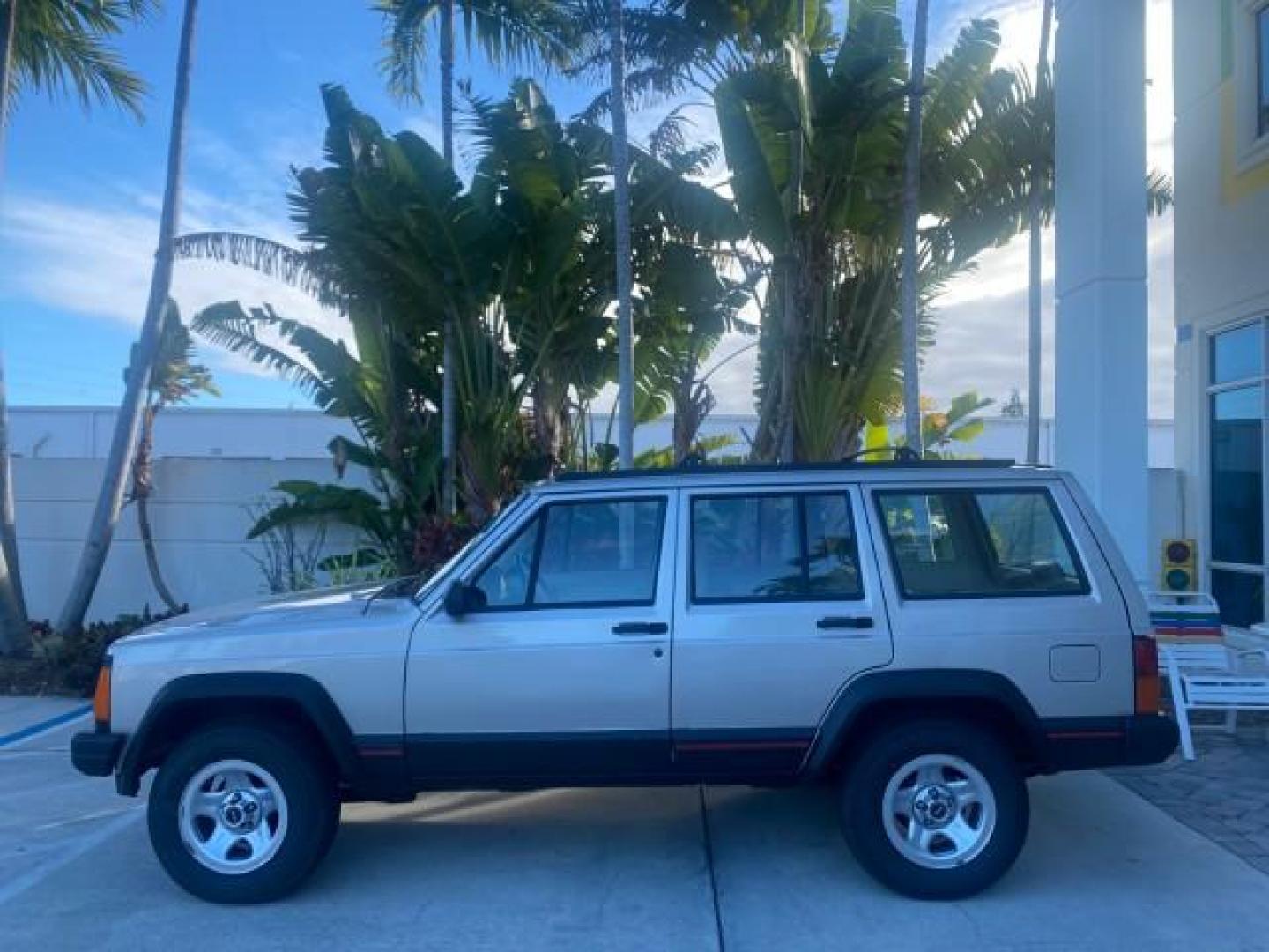1996 Stone White (CC) /Dark Sand Jeep Cherokee Sport FL LOW MILES 77,388 4WD 4.0 6 CYL (1J4FJ68S2TL) with an 4.0L MPI I6 Engine engine, Automatic transmission, located at 4701 North Dixie Hwy, Pompano Beach, FL, 33064, (954) 422-2889, 26.240938, -80.123474 - OUR WEBPAGE FLORIDACARS1.COM HAS OVER 100 PHOTOS AND FREE CARFAX LINK 1996 JEEP CHEROKEE SPORT 4.0 6 CYL 4WD FL TITLE LOW MILES 77,388 VIN: 1J4FJ68S2TL171877 1 J 4 F J 6 8 S 2 T L 1 7 1 8 7 7 4 DOOR WAGON/SPORT UTILITY 4.0L I6 F GASOLINE REAR WHEEL DRIVE W/ 4X4 Top Features Cloth Seats Basic Feature- Photo#31