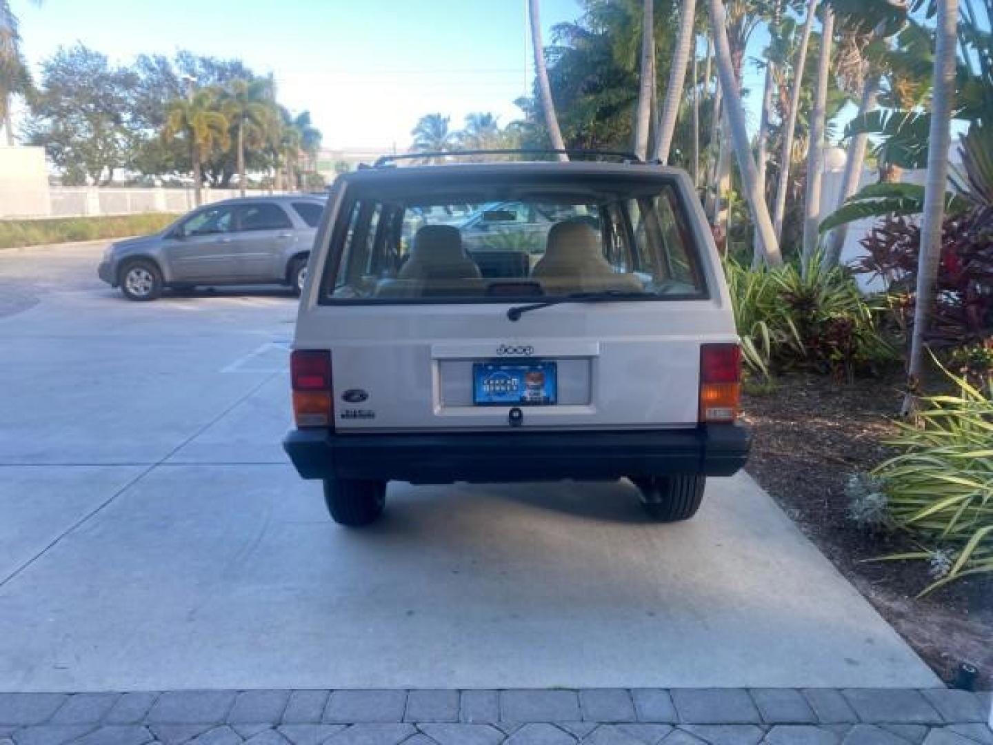 1996 Stone White (CC) /Dark Sand Jeep Cherokee Sport FL LOW MILES 77,388 4WD 4.0 6 CYL (1J4FJ68S2TL) with an 4.0L MPI I6 Engine engine, Automatic transmission, located at 4701 North Dixie Hwy, Pompano Beach, FL, 33064, (954) 422-2889, 26.240938, -80.123474 - OUR WEBPAGE FLORIDACARS1.COM HAS OVER 100 PHOTOS AND FREE CARFAX LINK 1996 JEEP CHEROKEE SPORT 4.0 6 CYL 4WD FL TITLE LOW MILES 77,388 VIN: 1J4FJ68S2TL171877 1 J 4 F J 6 8 S 2 T L 1 7 1 8 7 7 4 DOOR WAGON/SPORT UTILITY 4.0L I6 F GASOLINE REAR WHEEL DRIVE W/ 4X4 Top Features Cloth Seats Basic Feature- Photo#34
