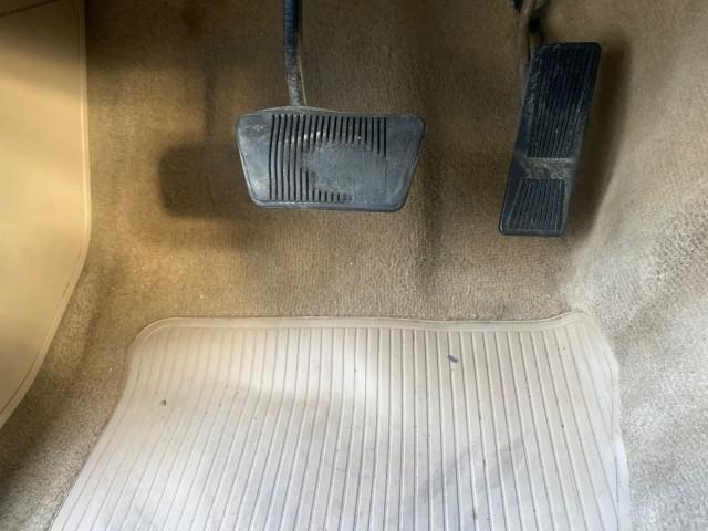 1996 Bright Jade (PC) /Dark Sand Jeep Cherokee Sport FL LOW MILES 77,388 4WD 4.0 6 CYL (1J4FJ68S2TL) with an 4.0L MPI I6 Engine engine, Automatic transmission, located at 4701 North Dixie Hwy, Pompano Beach, FL, 33064, (954) 422-2889, 26.240938, -80.123474 - OUR WEBPAGE FLORIDACARS1.COM HAS OVER 100 PHOTOS AND FREE CARFAX LINK 1996 JEEP CHEROKEE SPORT 4.0 6 CYL 4WD FL TITLE LOW MILES 77,388 VIN: 1J4FJ68S2TL171877 1 J 4 F J 6 8 S 2 T L 1 7 1 8 7 7 4 DOOR WAGON/SPORT UTILITY 4.0L I6 F GASOLINE REAR WHEEL DRIVE W/ 4X4 Top Features Cloth Seats Basic Feature - Photo#53