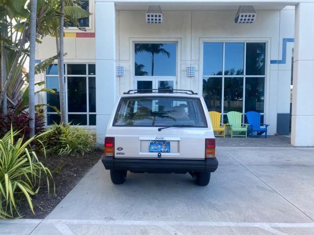 1996 Bright Jade (PC) /Dark Sand Jeep Cherokee Sport FL LOW MILES 77,388 4WD 4.0 6 CYL (1J4FJ68S2TL) with an 4.0L MPI I6 Engine engine, Automatic transmission, located at 4701 North Dixie Hwy, Pompano Beach, FL, 33064, (954) 422-2889, 26.240938, -80.123474 - OUR WEBPAGE FLORIDACARS1.COM HAS OVER 100 PHOTOS AND FREE CARFAX LINK 1996 JEEP CHEROKEE SPORT 4.0 6 CYL 4WD FL TITLE LOW MILES 77,388 VIN: 1J4FJ68S2TL171877 1 J 4 F J 6 8 S 2 T L 1 7 1 8 7 7 4 DOOR WAGON/SPORT UTILITY 4.0L I6 F GASOLINE REAR WHEEL DRIVE W/ 4X4 Top Features Cloth Seats Basic Feature - Photo#95