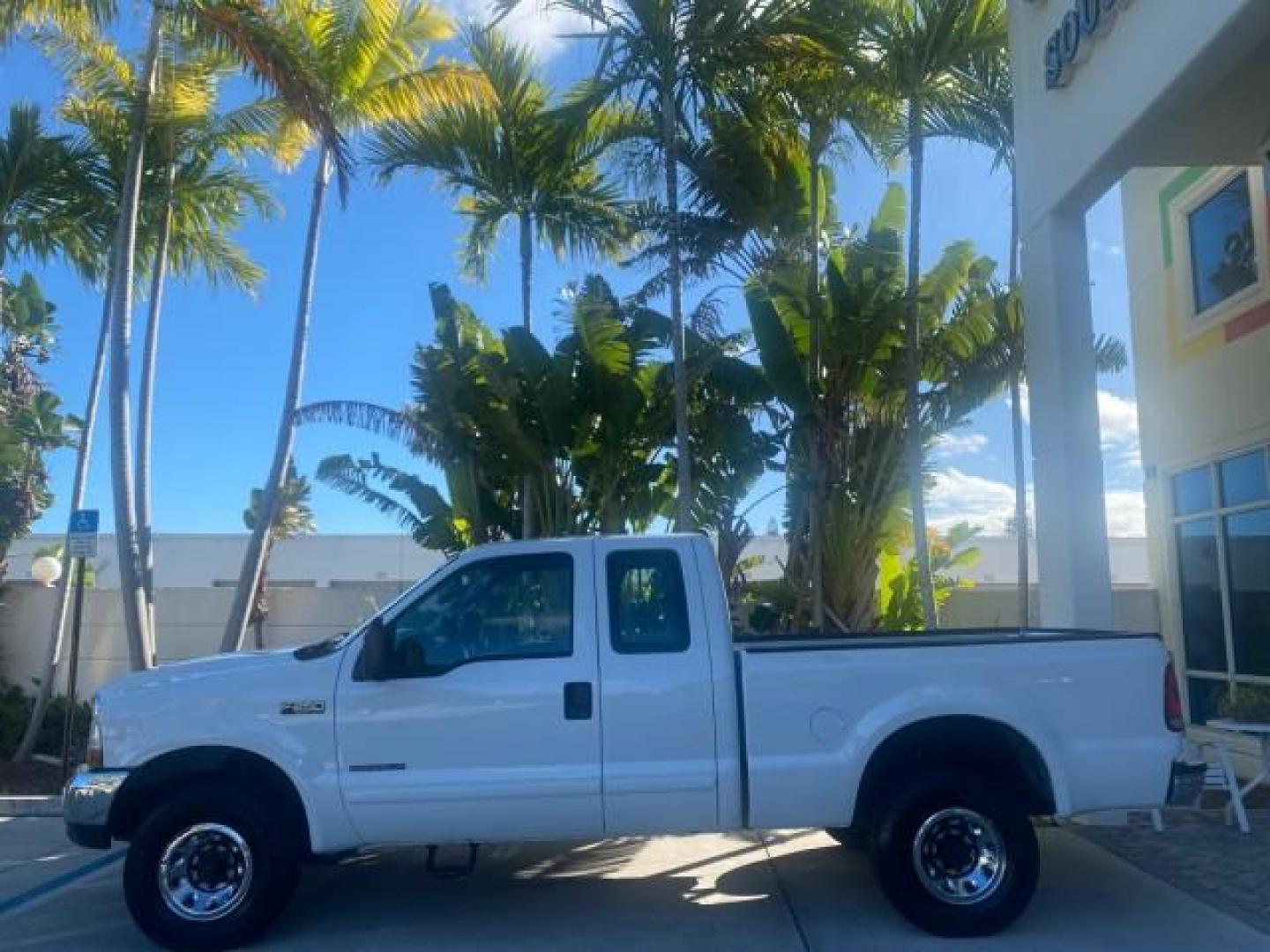 2001 Oxford White /Medium Graphite Ford Super Duty F-250 XLT 7.3 TURBO DIESEL 4WD (3FTNX21F41M) with an 7.3L DI V8 Turbo-Diesel Power Stroke Engine engine, Automatic transmission, located at 4701 North Dixie Hwy, Pompano Beach, FL, 33064, (954) 422-2889, 26.240938, -80.123474 - OUR WEBPAGE FLORIDACARS1.COM HAS OVER 100 PHOTOS AND FREE CARFAX LINK 2001 FORD F-250 SUPER DUTY XLT TURBO DIESEL ENGINE 4WD VIN: 3FTNX21F41MA06821 3 F T N X 2 1 F 4 1 M A 0 6 8 2 1 4 DOOR EXTENDED CAB PICKUP 7.3L V8 F DIESEL REAR WHEEL DRIVE W/ 4X4 Features 4WD/AWD ABS Brakes Air Conditioning AM/FM - Photo#4