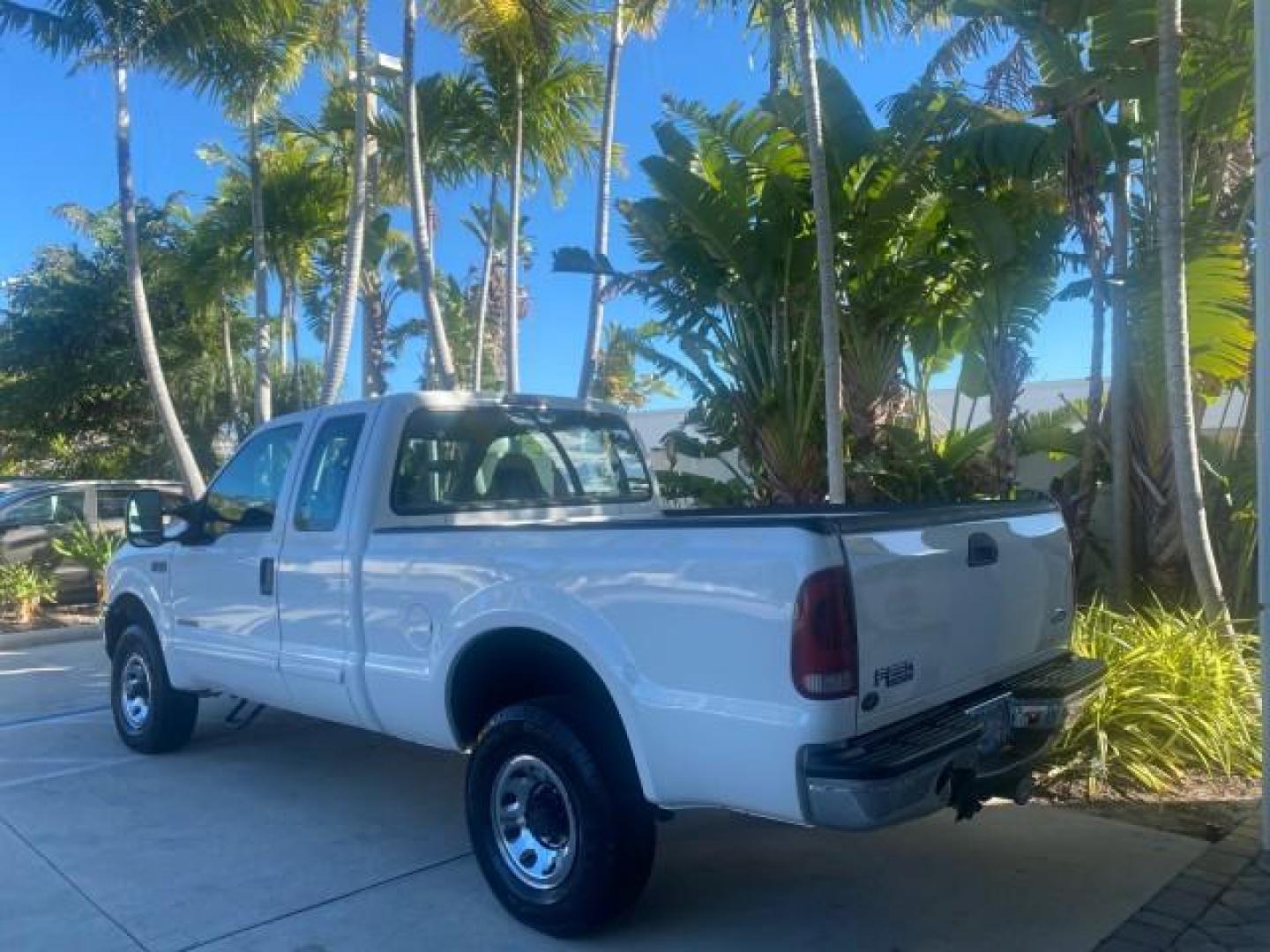 2001 Oxford White /Medium Graphite Ford Super Duty F-250 XLT 7.3 TURBO DIESEL 4WD (3FTNX21F41M) with an 7.3L DI V8 Turbo-Diesel Power Stroke Engine engine, Automatic transmission, located at 4701 North Dixie Hwy, Pompano Beach, FL, 33064, (954) 422-2889, 26.240938, -80.123474 - OUR WEBPAGE FLORIDACARS1.COM HAS OVER 100 PHOTOS AND FREE CARFAX LINK 2001 FORD F-250 SUPER DUTY XLT TURBO DIESEL ENGINE 4WD VIN: 3FTNX21F41MA06821 3 F T N X 2 1 F 4 1 M A 0 6 8 2 1 4 DOOR EXTENDED CAB PICKUP 7.3L V8 F DIESEL REAR WHEEL DRIVE W/ 4X4 Features 4WD/AWD ABS Brakes Air Conditioning AM/FM - Photo#5