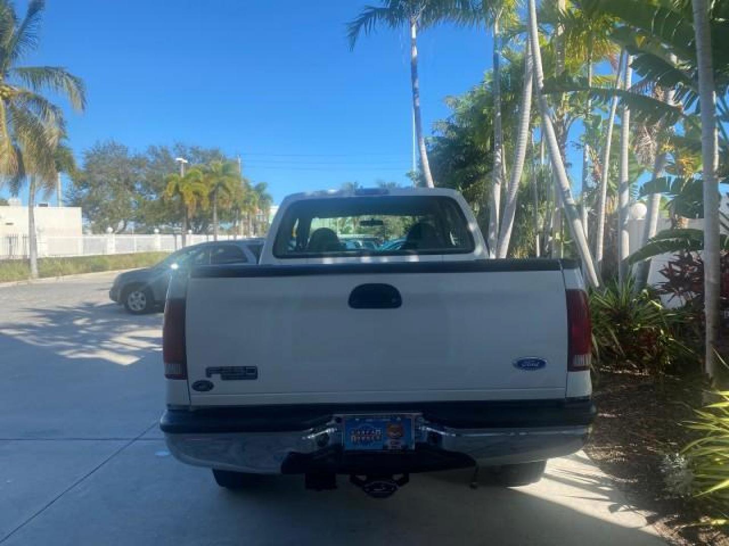 2001 Oxford White /Medium Graphite Ford Super Duty F-250 XLT 7.3 TURBO DIESEL 4WD (3FTNX21F41M) with an 7.3L DI V8 Turbo-Diesel Power Stroke Engine engine, Automatic transmission, located at 4701 North Dixie Hwy, Pompano Beach, FL, 33064, (954) 422-2889, 26.240938, -80.123474 - OUR WEBPAGE FLORIDACARS1.COM HAS OVER 100 PHOTOS AND FREE CARFAX LINK 2001 FORD F-250 SUPER DUTY XLT TURBO DIESEL ENGINE 4WD VIN: 3FTNX21F41MA06821 3 F T N X 2 1 F 4 1 M A 0 6 8 2 1 4 DOOR EXTENDED CAB PICKUP 7.3L V8 F DIESEL REAR WHEEL DRIVE W/ 4X4 Features 4WD/AWD ABS Brakes Air Conditioning AM/FM - Photo#6