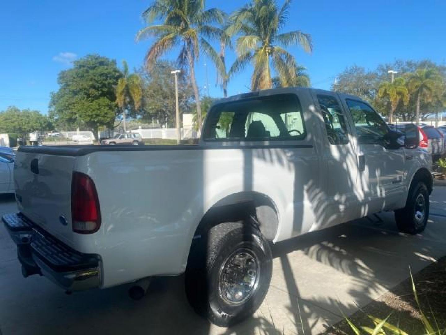 2001 Oxford White /Medium Graphite Ford Super Duty F-250 XLT 7.3 TURBO DIESEL 4WD (3FTNX21F41M) with an 7.3L DI V8 Turbo-Diesel Power Stroke Engine engine, Automatic transmission, located at 4701 North Dixie Hwy, Pompano Beach, FL, 33064, (954) 422-2889, 26.240938, -80.123474 - OUR WEBPAGE FLORIDACARS1.COM HAS OVER 100 PHOTOS AND FREE CARFAX LINK 2001 FORD F-250 SUPER DUTY XLT TURBO DIESEL ENGINE 4WD VIN: 3FTNX21F41MA06821 3 F T N X 2 1 F 4 1 M A 0 6 8 2 1 4 DOOR EXTENDED CAB PICKUP 7.3L V8 F DIESEL REAR WHEEL DRIVE W/ 4X4 Features 4WD/AWD ABS Brakes Air Conditioning AM/FM - Photo#7