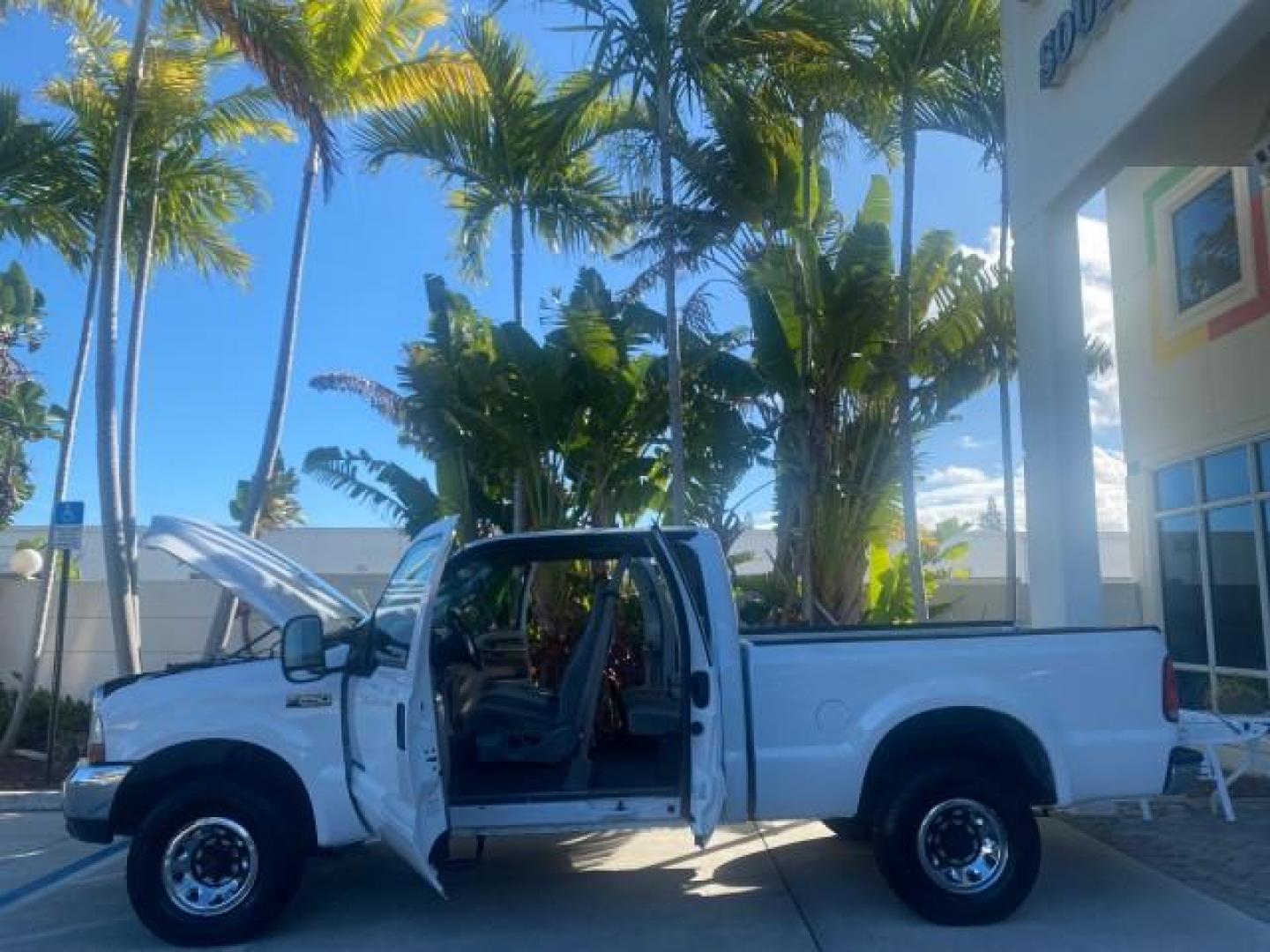 2001 Oxford White /Medium Graphite Ford Super Duty F-250 XLT 7.3 TURBO DIESEL 4WD (3FTNX21F41M) with an 7.3L DI V8 Turbo-Diesel Power Stroke Engine engine, Automatic transmission, located at 4701 North Dixie Hwy, Pompano Beach, FL, 33064, (954) 422-2889, 26.240938, -80.123474 - OUR WEBPAGE FLORIDACARS1.COM HAS OVER 100 PHOTOS AND FREE CARFAX LINK 2001 FORD F-250 SUPER DUTY XLT TURBO DIESEL ENGINE 4WD VIN: 3FTNX21F41MA06821 3 F T N X 2 1 F 4 1 M A 0 6 8 2 1 4 DOOR EXTENDED CAB PICKUP 7.3L V8 F DIESEL REAR WHEEL DRIVE W/ 4X4 Features 4WD/AWD ABS Brakes Air Conditioning AM/FM - Photo#8