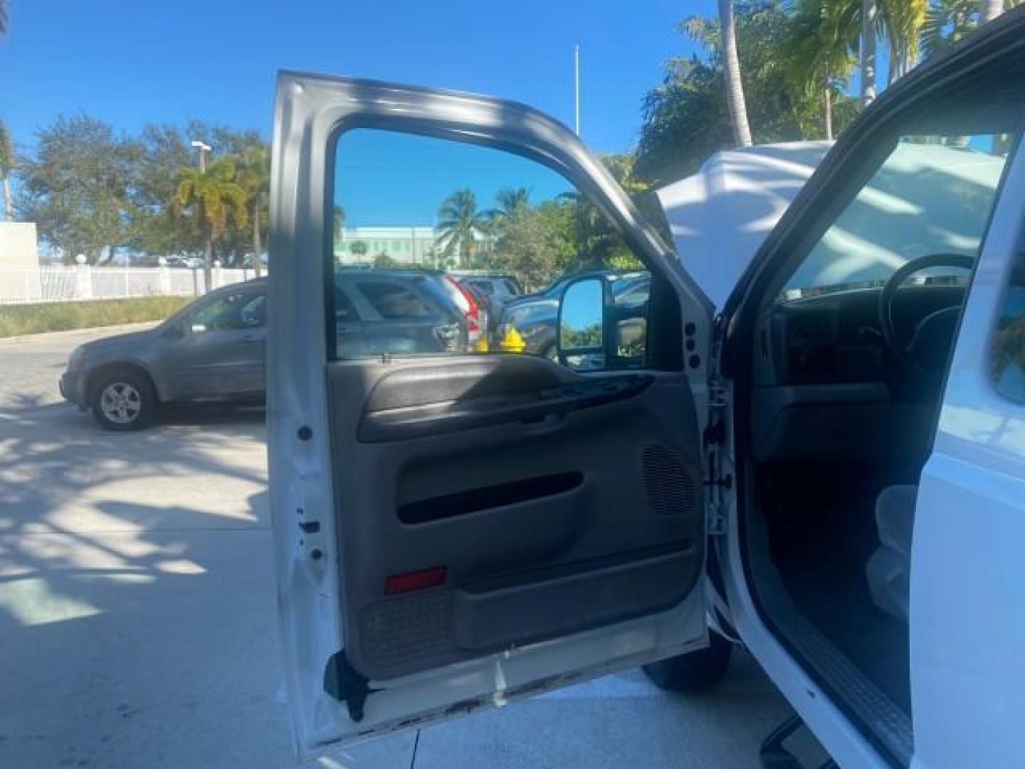 2001 Oxford White /Medium Graphite Ford Super Duty F-250 XLT 7.3 TURBO DIESEL 4WD (3FTNX21F41M) with an 7.3L DI V8 Turbo-Diesel Power Stroke Engine engine, Automatic transmission, located at 4701 North Dixie Hwy, Pompano Beach, FL, 33064, (954) 422-2889, 26.240938, -80.123474 - OUR WEBPAGE FLORIDACARS1.COM HAS OVER 100 PHOTOS AND FREE CARFAX LINK 2001 FORD F-250 SUPER DUTY XLT TURBO DIESEL ENGINE 4WD VIN: 3FTNX21F41MA06821 3 F T N X 2 1 F 4 1 M A 0 6 8 2 1 4 DOOR EXTENDED CAB PICKUP 7.3L V8 F DIESEL REAR WHEEL DRIVE W/ 4X4 Features 4WD/AWD ABS Brakes Air Conditioning AM/FM - Photo#9
