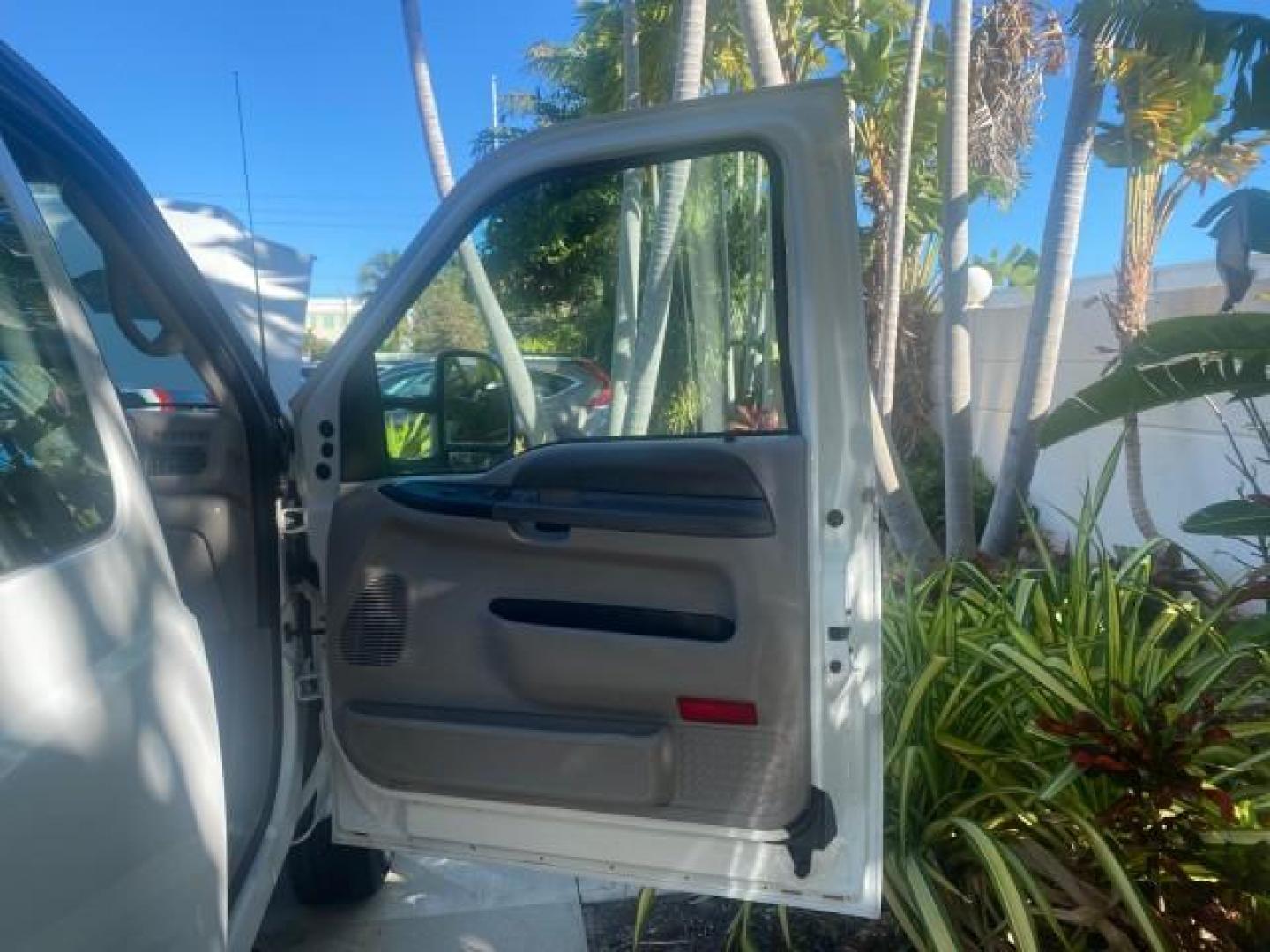 2001 Oxford White /Medium Graphite Ford Super Duty F-250 XLT 7.3 TURBO DIESEL 4WD (3FTNX21F41M) with an 7.3L DI V8 Turbo-Diesel Power Stroke Engine engine, Automatic transmission, located at 4701 North Dixie Hwy, Pompano Beach, FL, 33064, (954) 422-2889, 26.240938, -80.123474 - OUR WEBPAGE FLORIDACARS1.COM HAS OVER 100 PHOTOS AND FREE CARFAX LINK 2001 FORD F-250 SUPER DUTY XLT TURBO DIESEL ENGINE 4WD VIN: 3FTNX21F41MA06821 3 F T N X 2 1 F 4 1 M A 0 6 8 2 1 4 DOOR EXTENDED CAB PICKUP 7.3L V8 F DIESEL REAR WHEEL DRIVE W/ 4X4 Features 4WD/AWD ABS Brakes Air Conditioning AM/FM - Photo#11