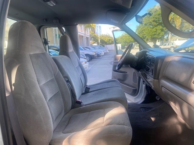 2001 Oxford White /Medium Graphite Ford Super Duty F-250 XLT 7.3 TURBO DIESEL 4WD (3FTNX21F41M) with an 7.3L DI V8 Turbo-Diesel Power Stroke Engine engine, Automatic transmission, located at 4701 North Dixie Hwy, Pompano Beach, FL, 33064, (954) 422-2889, 26.240938, -80.123474 - OUR WEBPAGE FLORIDACARS1.COM HAS OVER 100 PHOTOS AND FREE CARFAX LINK 2001 FORD F-250 SUPER DUTY XLT TURBO DIESEL ENGINE 4WD VIN: 3FTNX21F41MA06821 3 F T N X 2 1 F 4 1 M A 0 6 8 2 1 4 DOOR EXTENDED CAB PICKUP 7.3L V8 F DIESEL REAR WHEEL DRIVE W/ 4X4 Features 4WD/AWD ABS Brakes Air Conditioning AM/FM - Photo#12