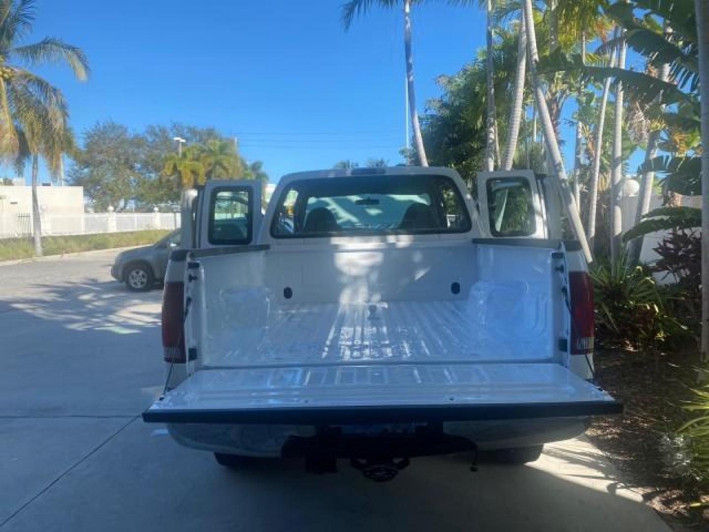 2001 Oxford White /Medium Graphite Ford Super Duty F-250 XLT 7.3 TURBO DIESEL 4WD (3FTNX21F41M) with an 7.3L DI V8 Turbo-Diesel Power Stroke Engine engine, Automatic transmission, located at 4701 North Dixie Hwy, Pompano Beach, FL, 33064, (954) 422-2889, 26.240938, -80.123474 - OUR WEBPAGE FLORIDACARS1.COM HAS OVER 100 PHOTOS AND FREE CARFAX LINK 2001 FORD F-250 SUPER DUTY XLT TURBO DIESEL ENGINE 4WD VIN: 3FTNX21F41MA06821 3 F T N X 2 1 F 4 1 M A 0 6 8 2 1 4 DOOR EXTENDED CAB PICKUP 7.3L V8 F DIESEL REAR WHEEL DRIVE W/ 4X4 Features 4WD/AWD ABS Brakes Air Conditioning AM/FM - Photo#15