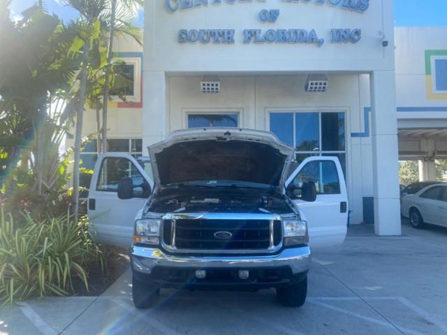 2001 Oxford White /Medium Graphite Ford Super Duty F-250 XLT 7.3 TURBO DIESEL 4WD (3FTNX21F41M) with an 7.3L DI V8 Turbo-Diesel Power Stroke Engine engine, Automatic transmission, located at 4701 North Dixie Hwy, Pompano Beach, FL, 33064, (954) 422-2889, 26.240938, -80.123474 - OUR WEBPAGE FLORIDACARS1.COM HAS OVER 100 PHOTOS AND FREE CARFAX LINK 2001 FORD F-250 SUPER DUTY XLT TURBO DIESEL ENGINE 4WD VIN: 3FTNX21F41MA06821 3 F T N X 2 1 F 4 1 M A 0 6 8 2 1 4 DOOR EXTENDED CAB PICKUP 7.3L V8 F DIESEL REAR WHEEL DRIVE W/ 4X4 Features 4WD/AWD ABS Brakes Air Conditioning AM/FM - Photo#16