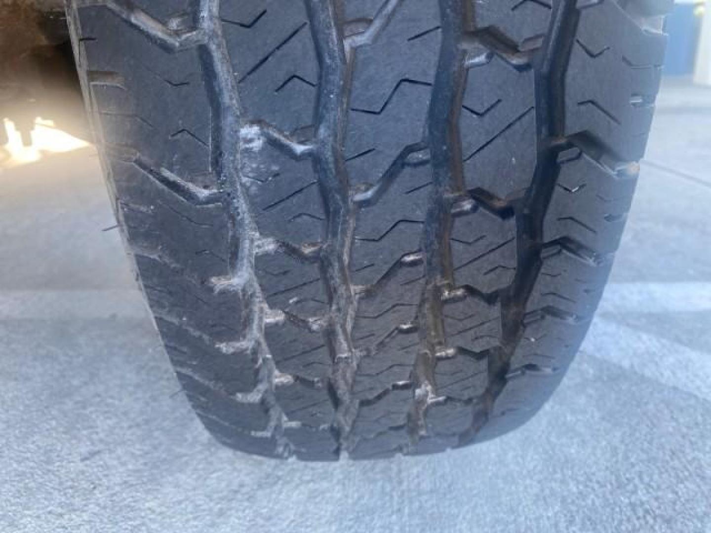 2001 Oxford White /Medium Graphite Ford Super Duty F-250 XLT 7.3 TURBO DIESEL 4WD (3FTNX21F41M) with an 7.3L DI V8 Turbo-Diesel Power Stroke Engine engine, Automatic transmission, located at 4701 North Dixie Hwy, Pompano Beach, FL, 33064, (954) 422-2889, 26.240938, -80.123474 - OUR WEBPAGE FLORIDACARS1.COM HAS OVER 100 PHOTOS AND FREE CARFAX LINK 2001 FORD F-250 SUPER DUTY XLT TURBO DIESEL ENGINE 4WD VIN: 3FTNX21F41MA06821 3 F T N X 2 1 F 4 1 M A 0 6 8 2 1 4 DOOR EXTENDED CAB PICKUP 7.3L V8 F DIESEL REAR WHEEL DRIVE W/ 4X4 Features 4WD/AWD ABS Brakes Air Conditioning AM/FM - Photo#20